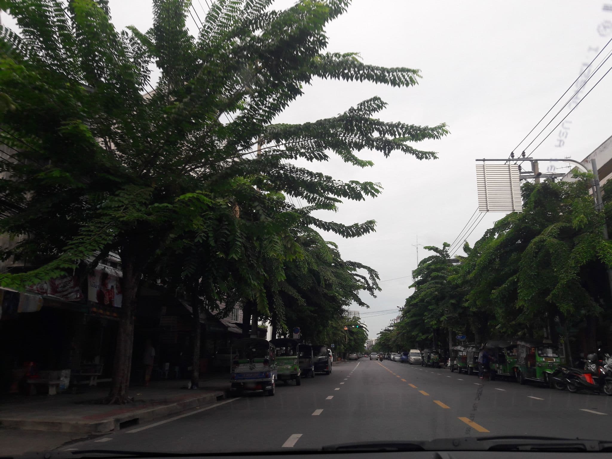 Street view near Adelphi Itsaraphap, Khlong San — © dukeduke (CC BY-SA · Mapillary)