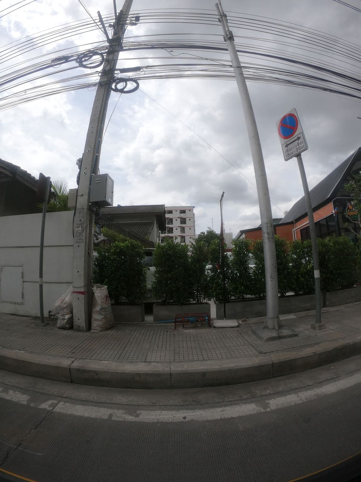 Street view near CPN PLACE RATCHADA 32, Chan Kasem — © ozflor (CC BY-SA · Mapillary)