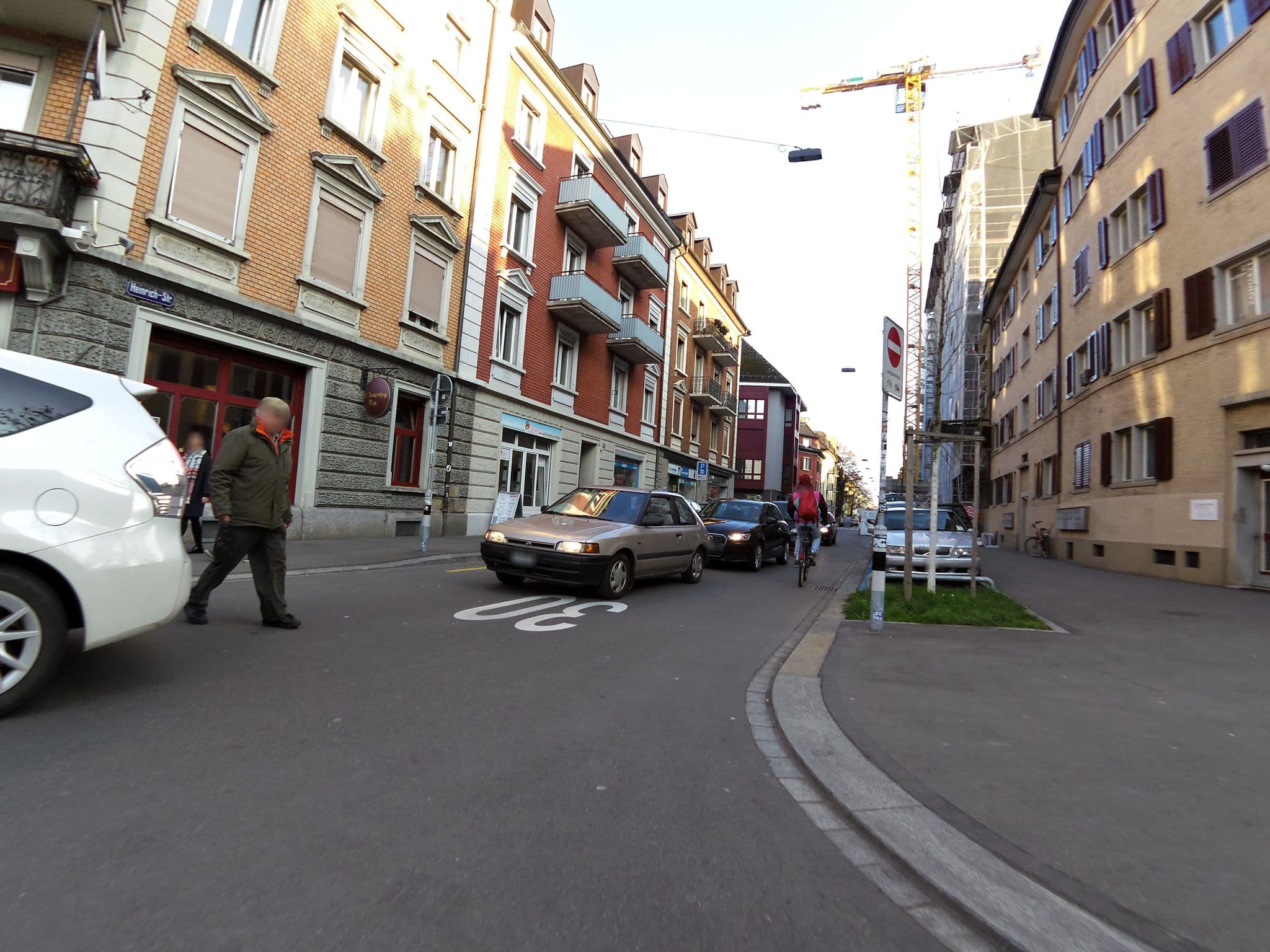 Street view near easyHotel Limmatplatz, Zürich (Kreis 5) / Gewerbeschule — © fifi (CC BY-SA · Mapillary)