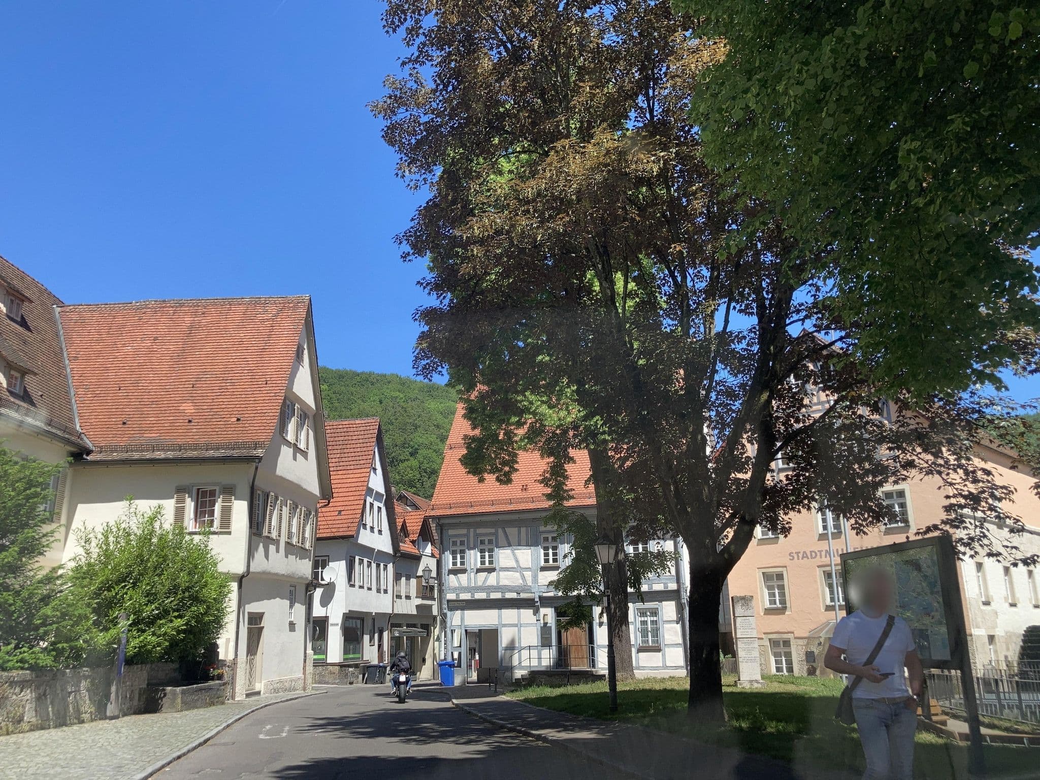 Street view near Evangelische Tagungsstätte Stift Urach der Evang. Landeskirche in Württemberg, Bad Urach — © tasmaniadevil (CC BY-SA · Mapillary)