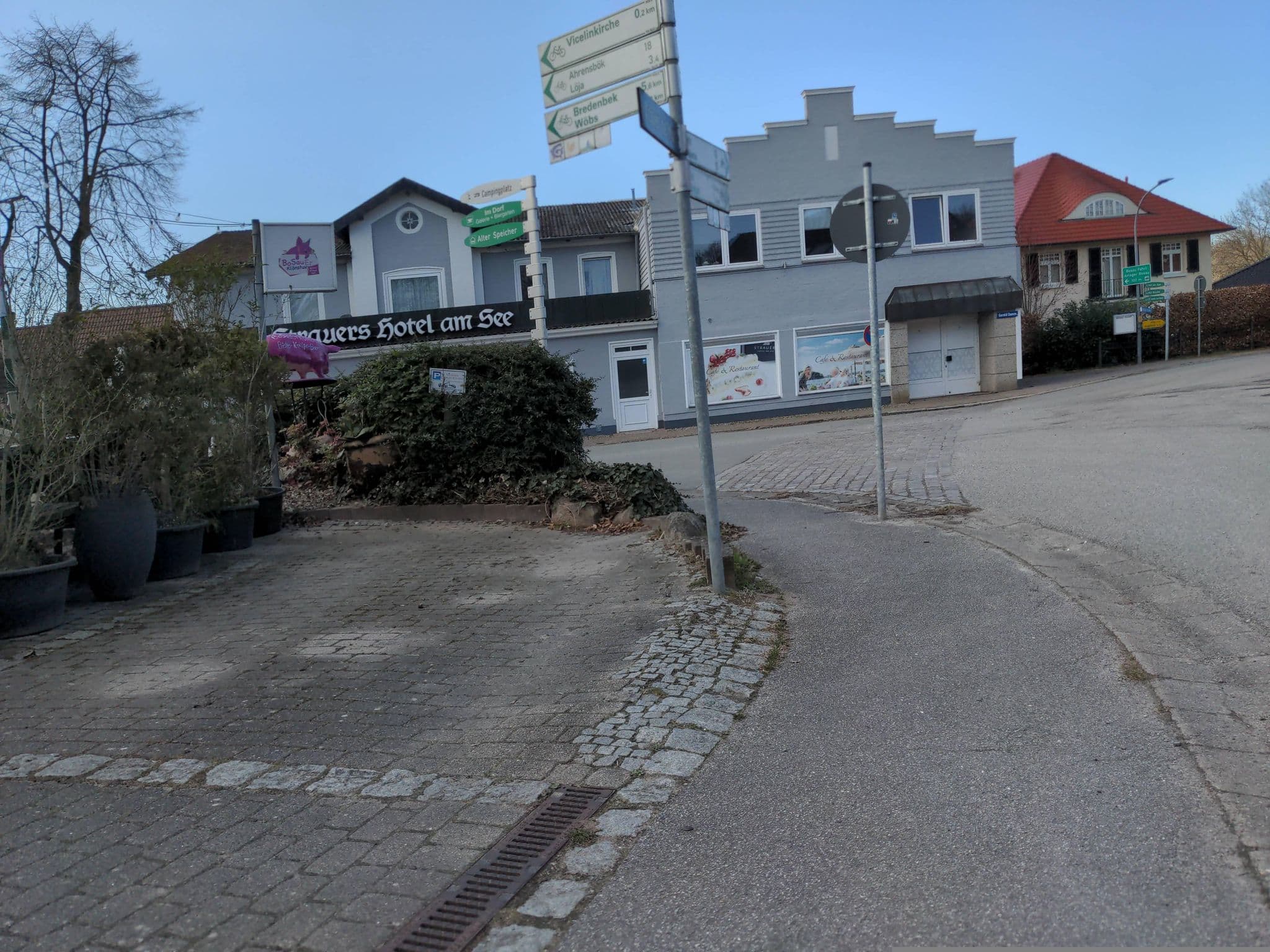 Street view near Strauers Hotel am See, Bosau — © rasmustravemnd (CC BY-SA · Mapillary)