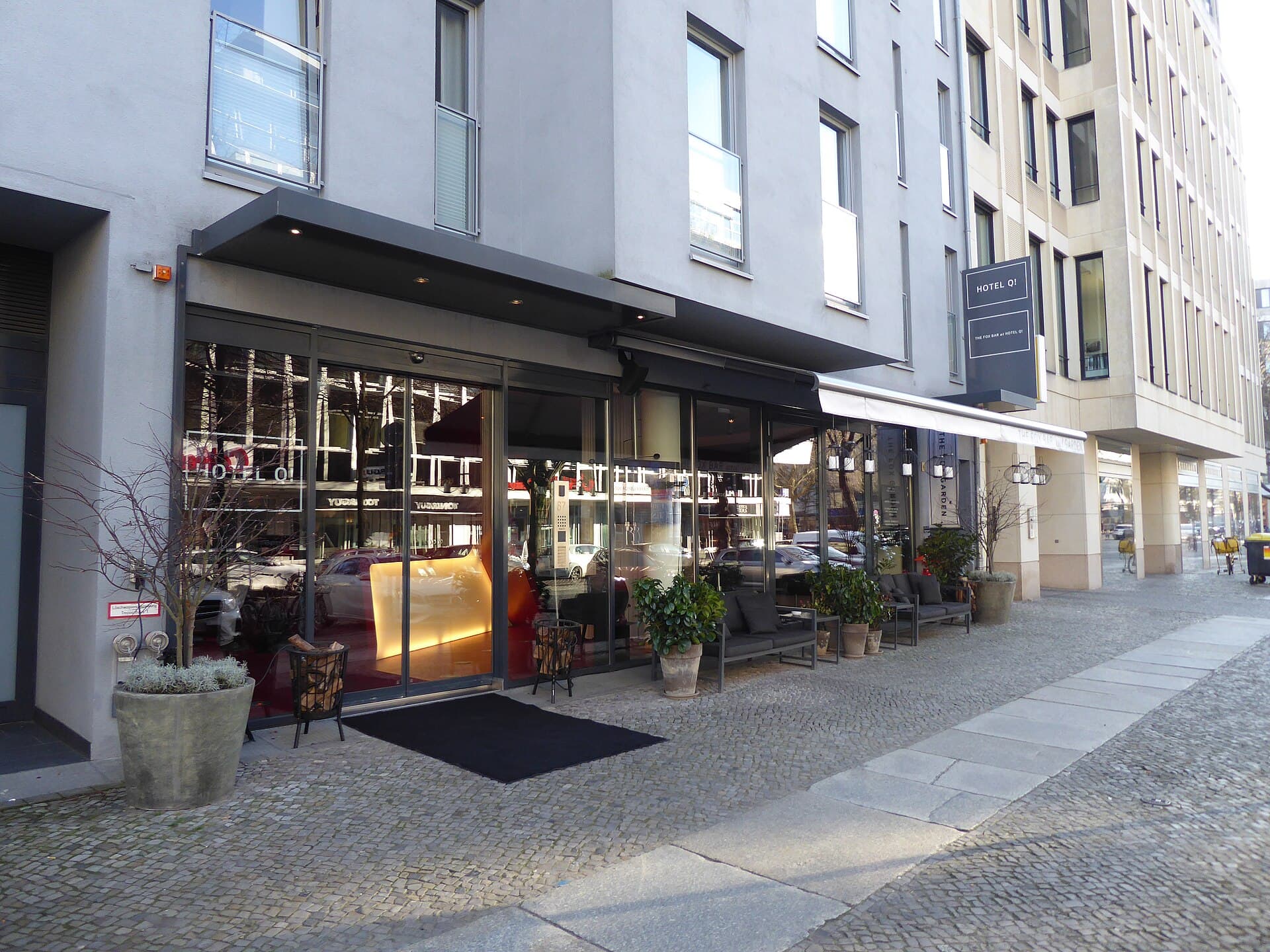 Hotel Q! Berlin (via Wikimedia Commons, CC BY-SA 4.0)