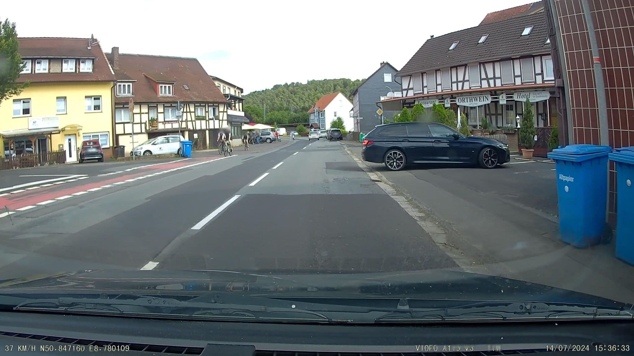 Street view near Hotel-Restaurant Orthwein "kostenfreier großer Parkplatz", Cölbe — © tim3003 (CC BY-SA · Mapillary)