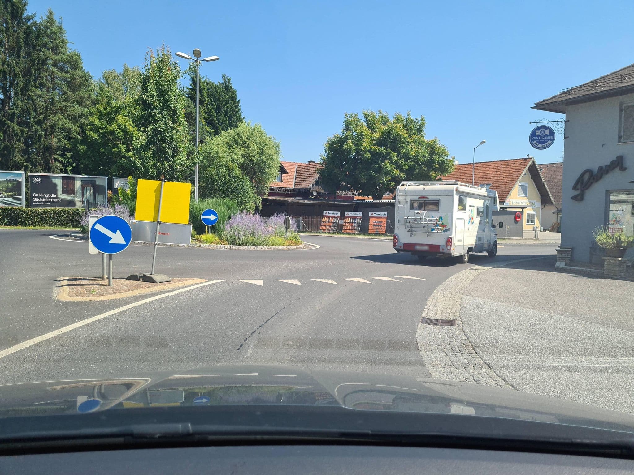 Street view near Pension Rohrer, Ehrenhausen — © schermy_at (CC BY-SA · Mapillary)
