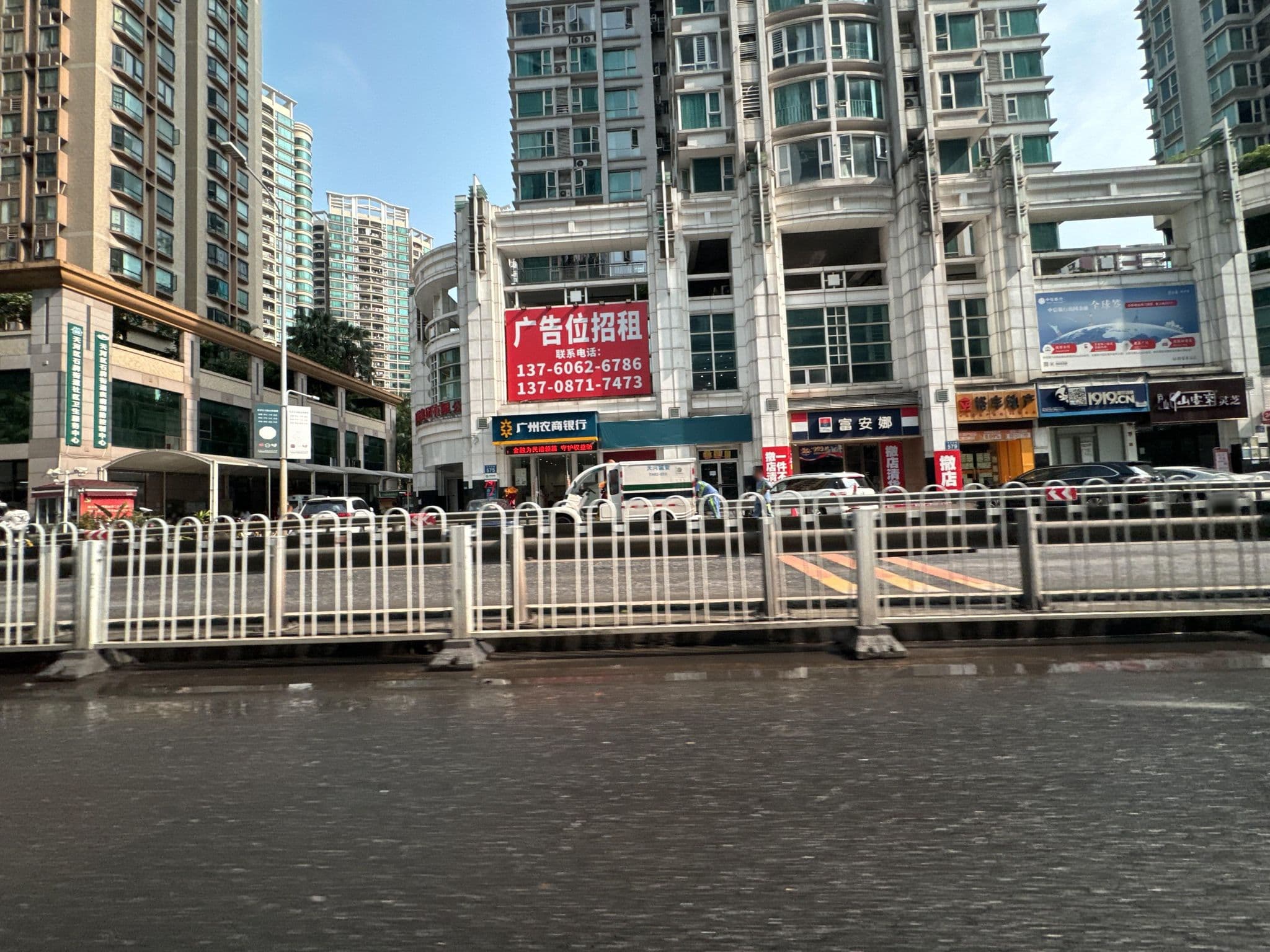 Street view near Jianghe Business Hotel Guangzhou, Guangzhou — © filipb (CC BY-SA · Mapillary)