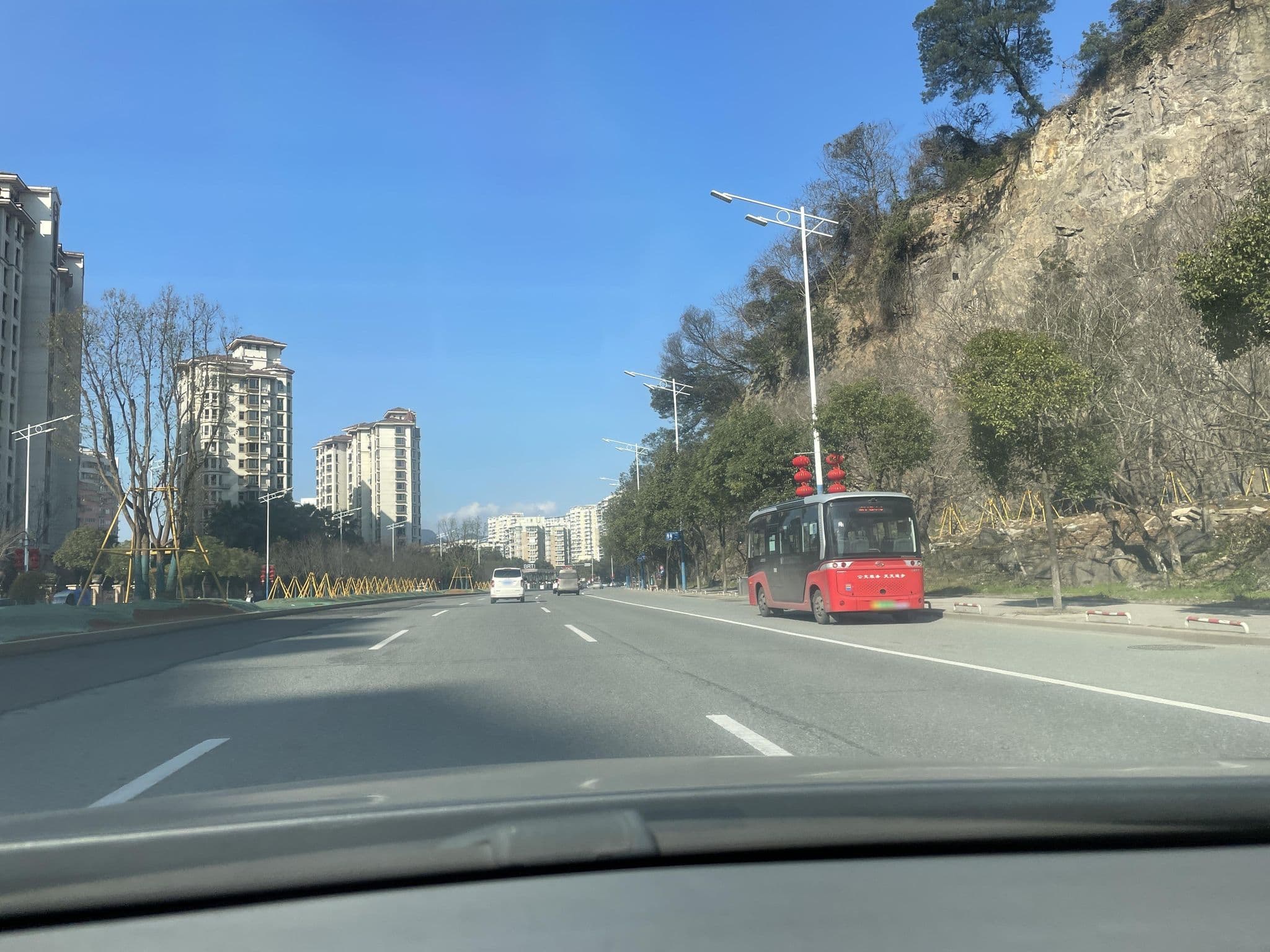 Street view near Howard Johnson Onehome Hotel Wenzhou, Wenzhou — © LisbethMarkus (CC BY-SA · Mapillary)