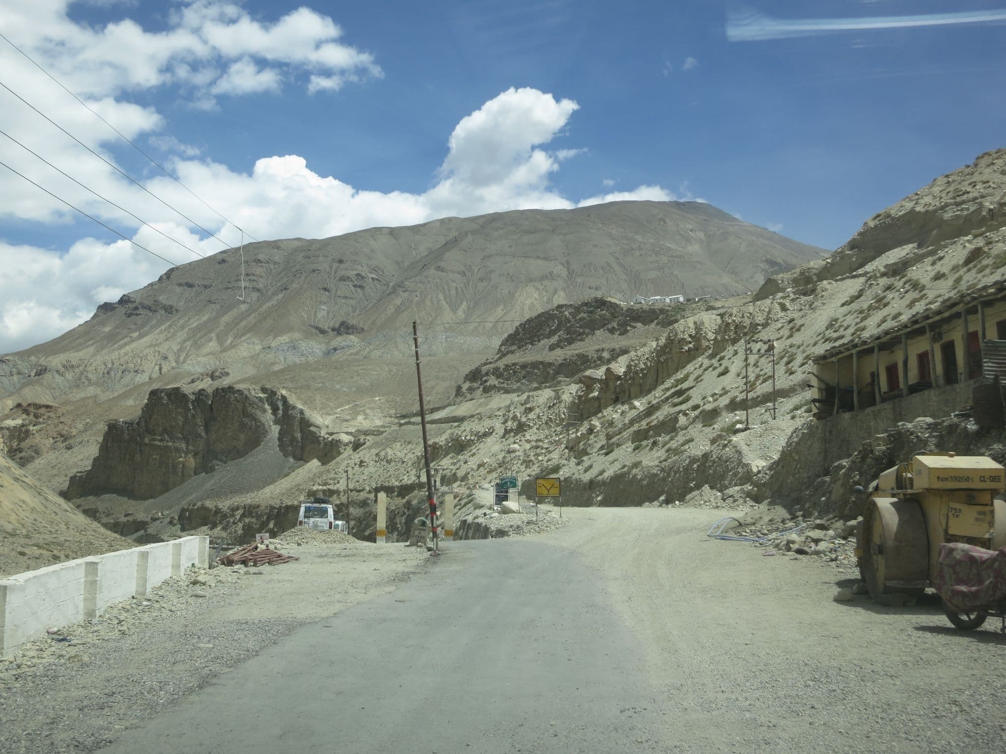 Street view near Mummy Homestay, Gar