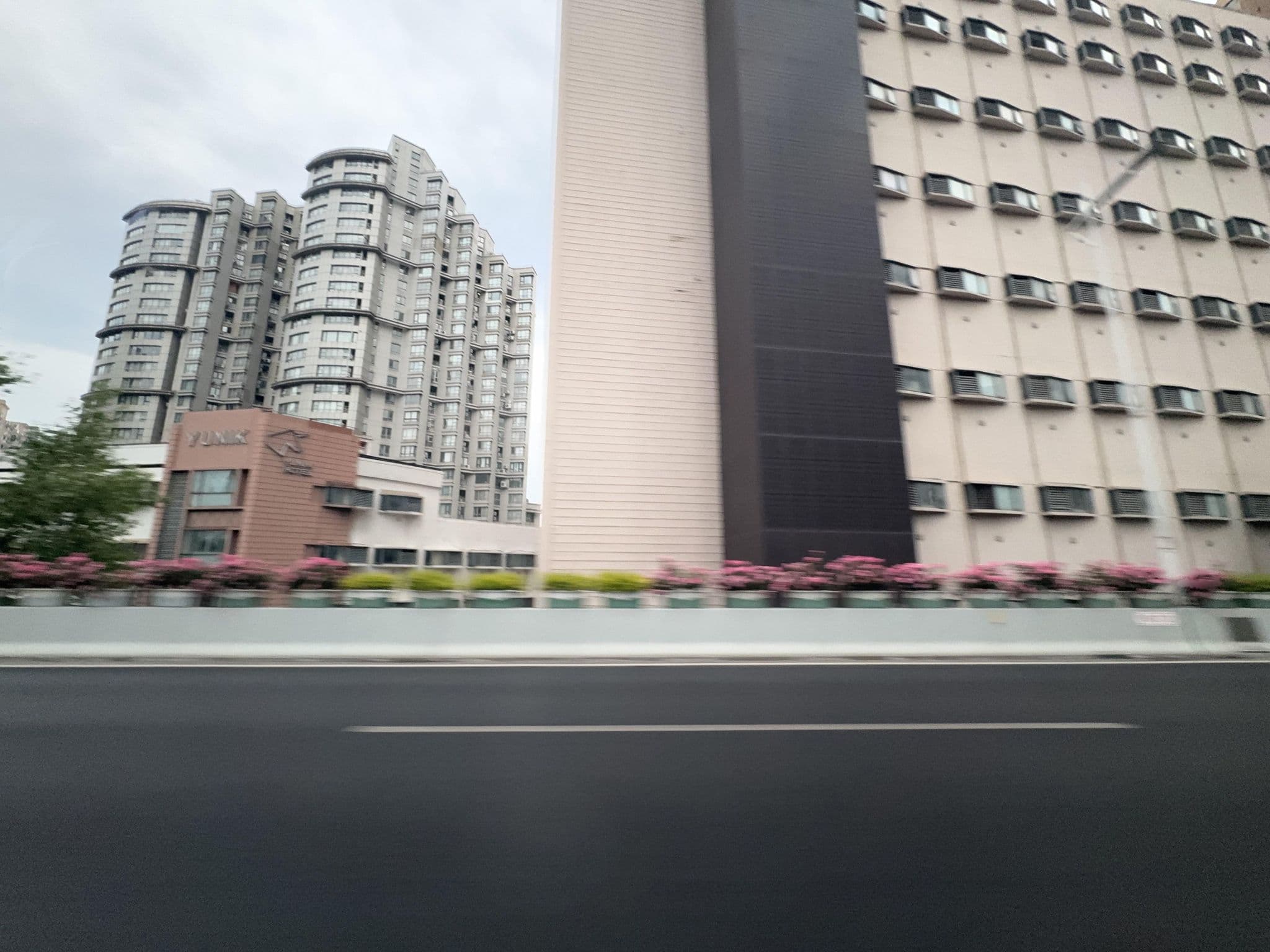 Street view near 和頤酒店 上海延安西路, Changning — © filipb (CC BY-SA · Mapillary)