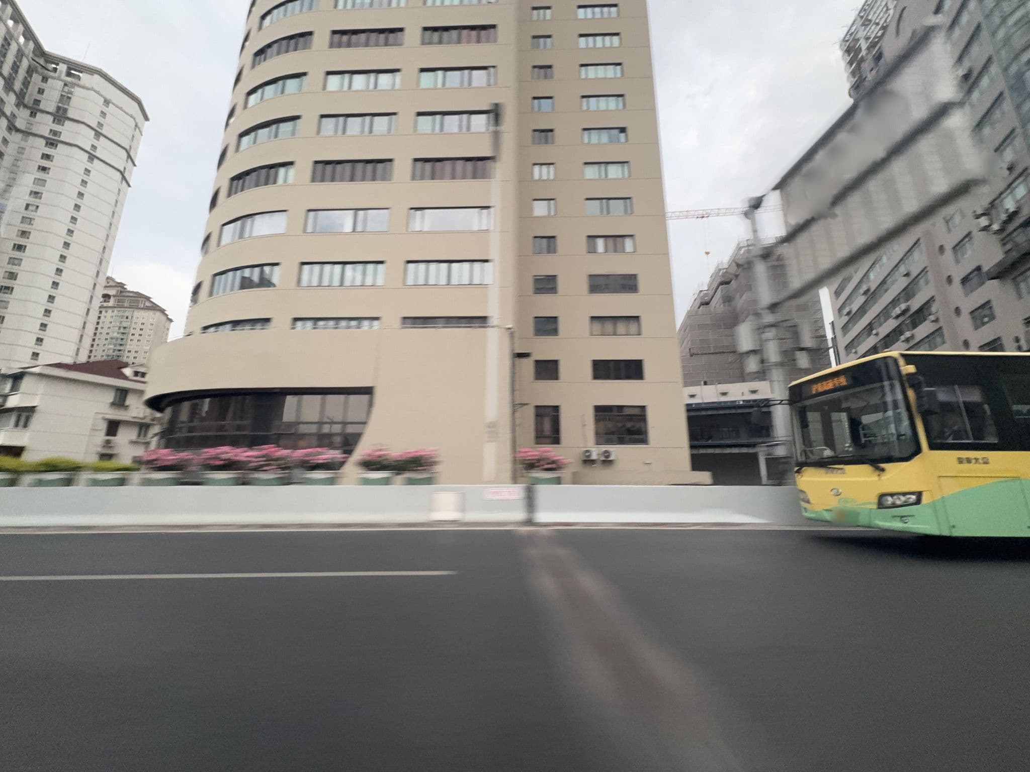 Street view near 上海上警后商务酒店, Changning — © filipb (CC BY-SA · Mapillary)