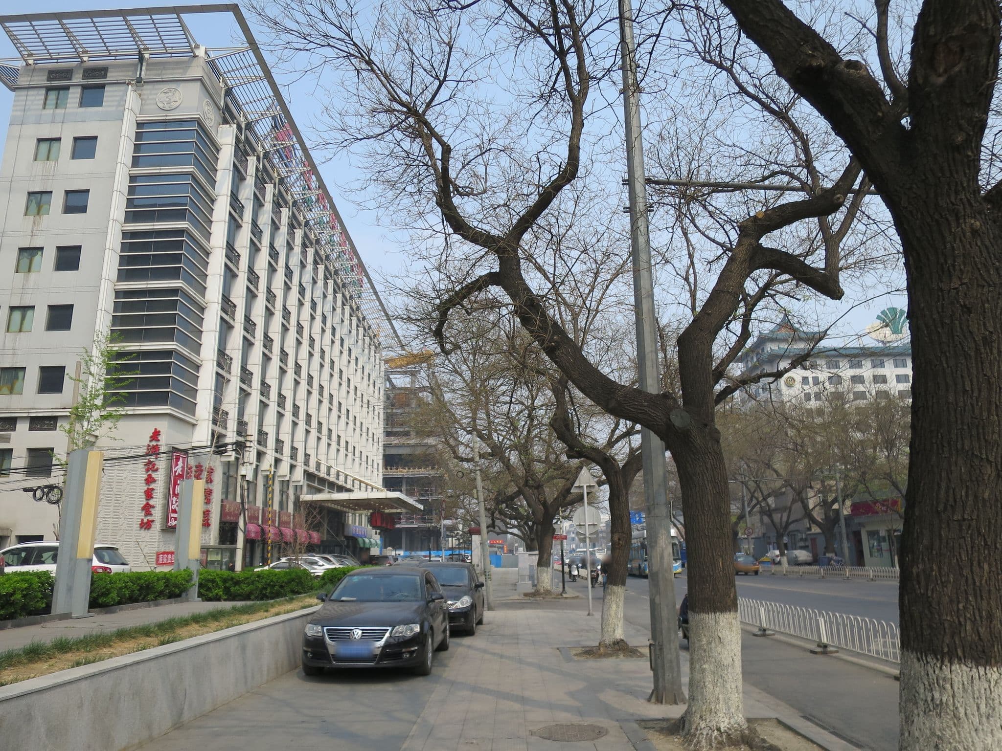 Street view near huafu hotel @ wangfujing, Beijing — © richlv (CC BY-SA · Mapillary)