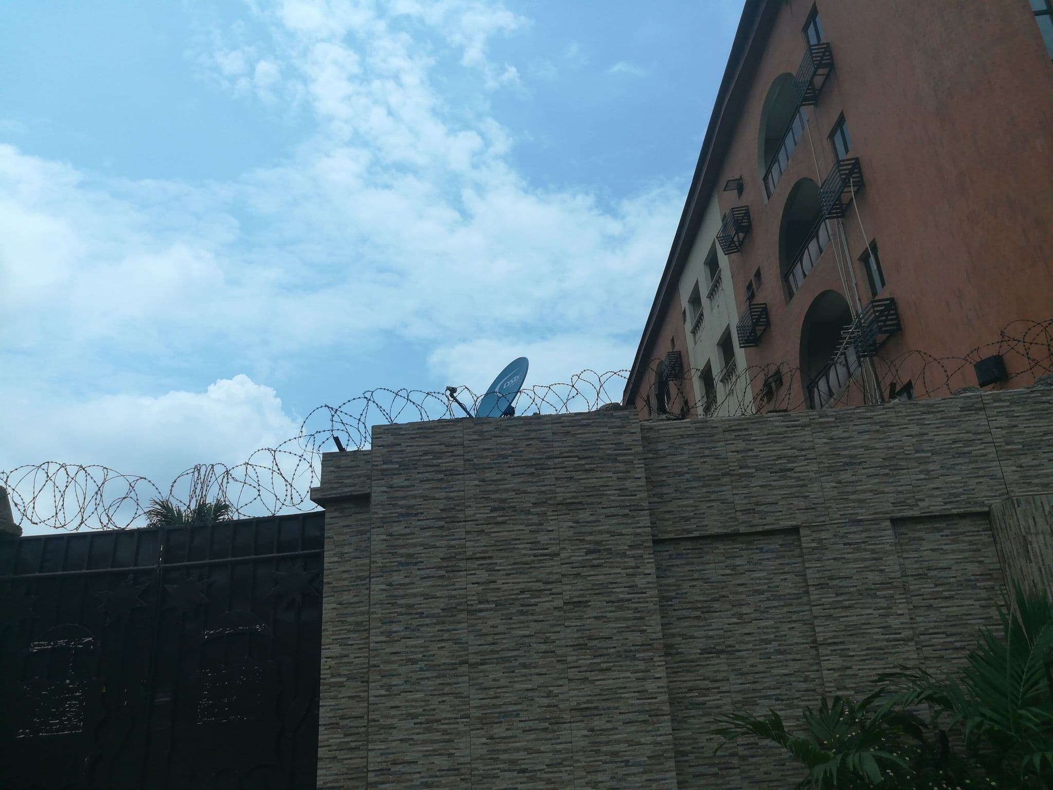 Street view near Hillcrest Hotel, Ikeja — © ralebipim (CC BY-SA · Mapillary)