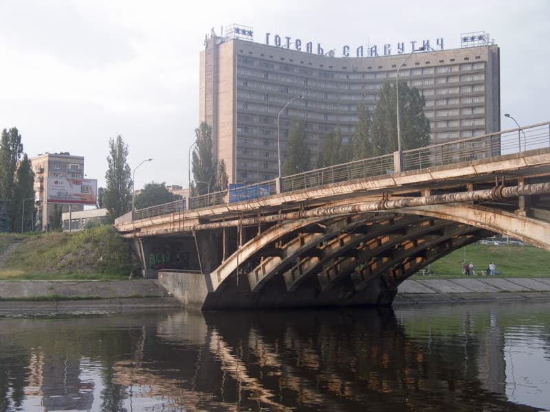 Готель «Славутич» / Slavutych Hotel (via Wikimedia Commons, CC BY-SA 3.0)