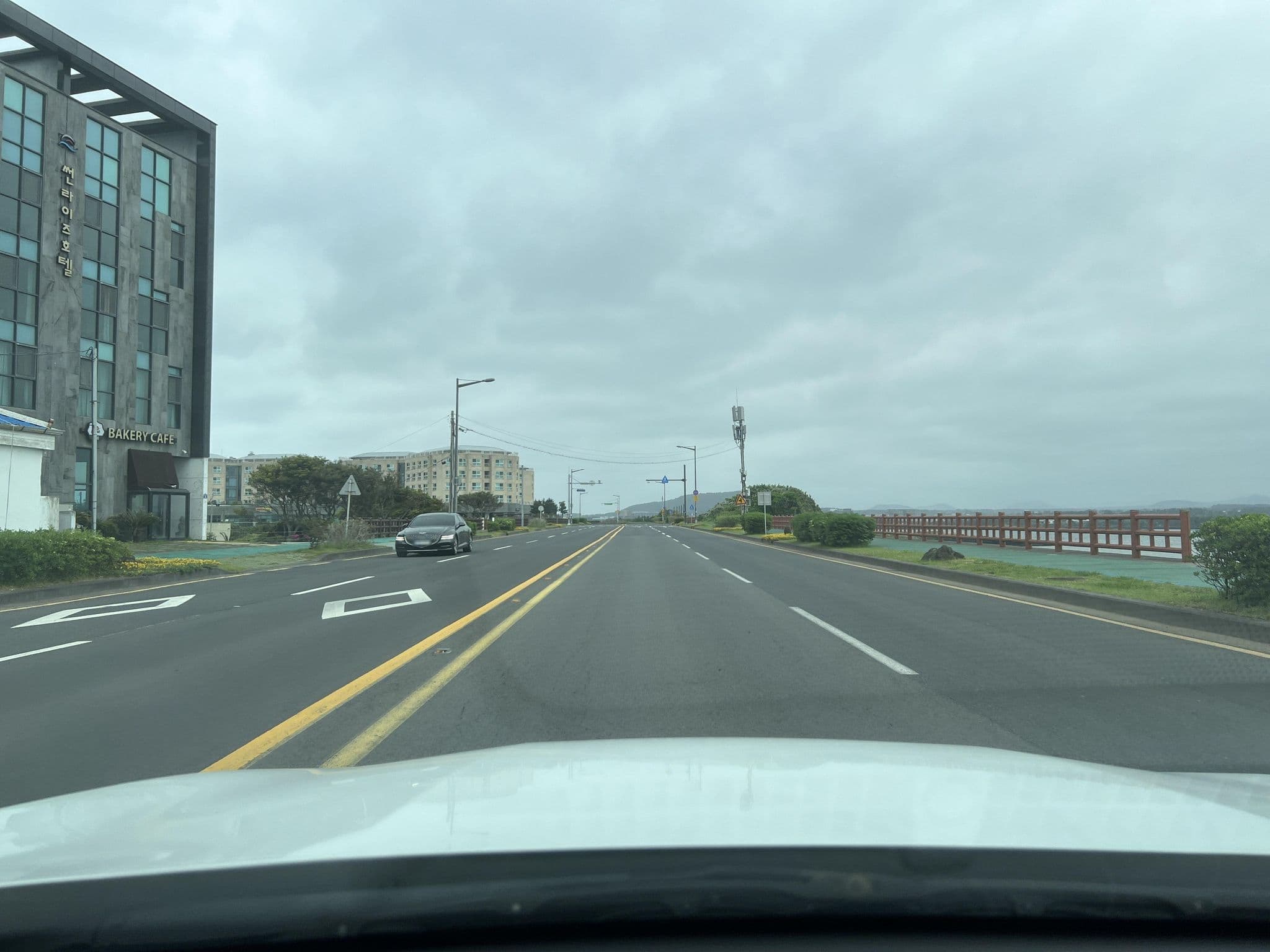 Street view near 썬라이즈호텔 성산, Ponggae-dong — © eneerhut (CC BY-SA · Mapillary)