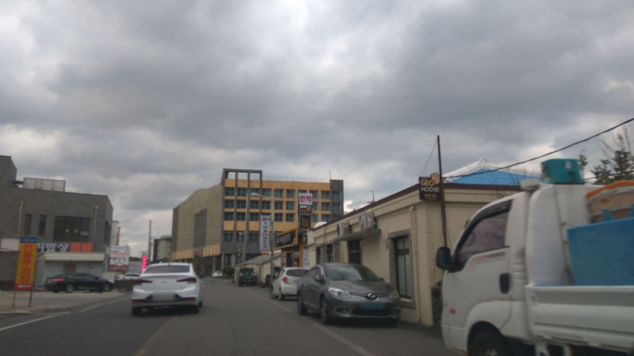 Street view near 옛날민박, Ponggae-dong — © eneerhut (CC BY-SA · Mapillary)