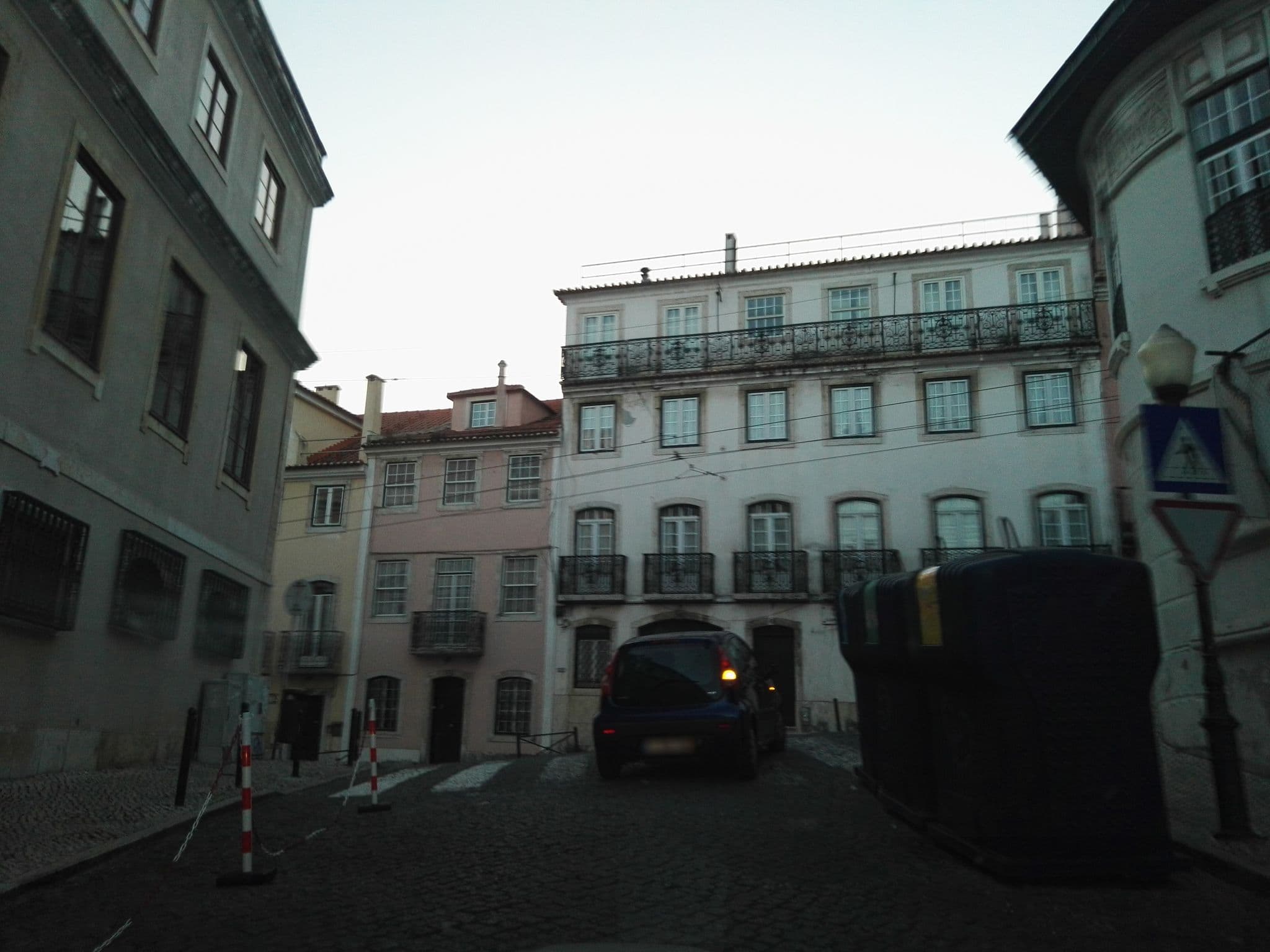 Street view near Eighteen 21 Charm Houses, Santos-o-Velho — © filipegraciosa (CC BY-SA · Mapillary)