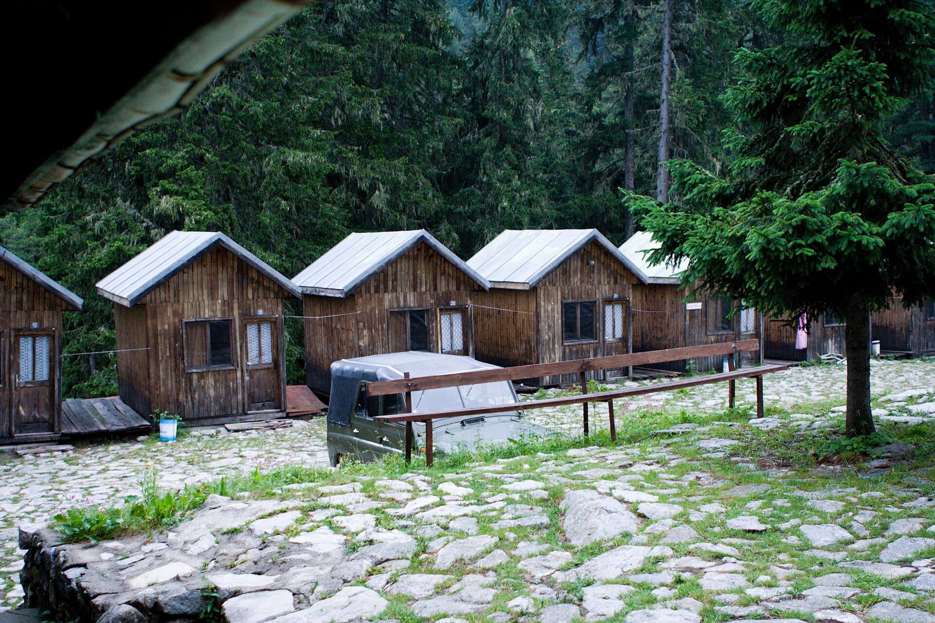 хижа Демяница (Demyanitsa Hut) (via Wikimedia Commons, CC BY-SA 3.0)