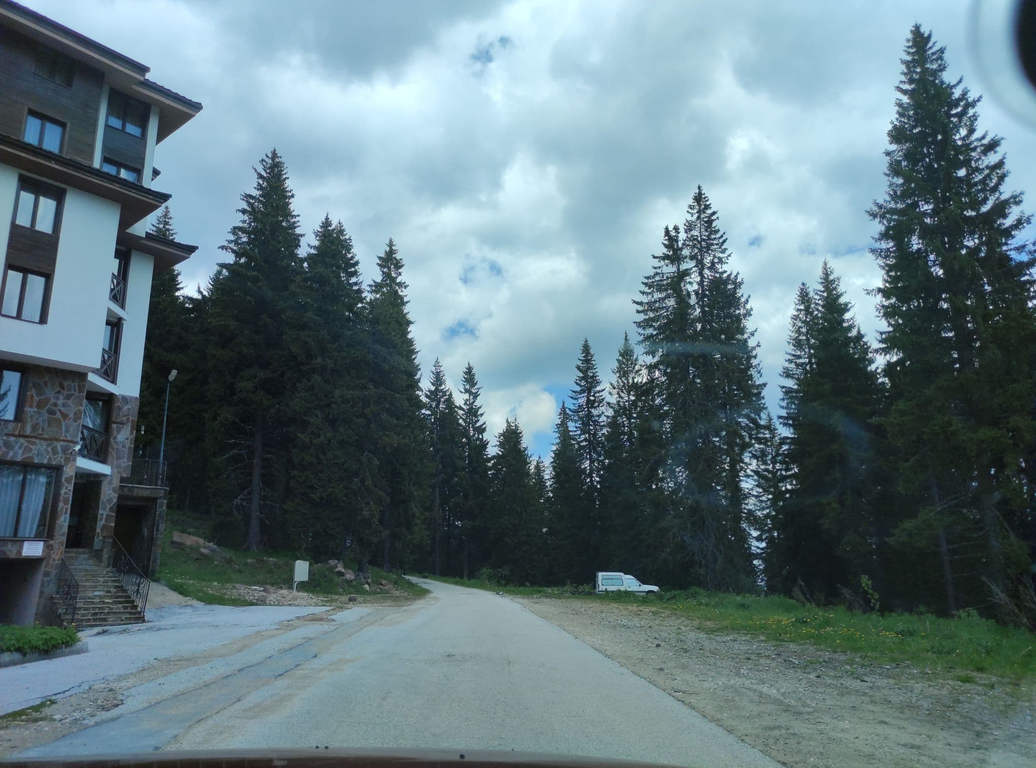 Street view near Hotel Mursalitsa, Smolyan — © neau (CC BY-SA · Mapillary)