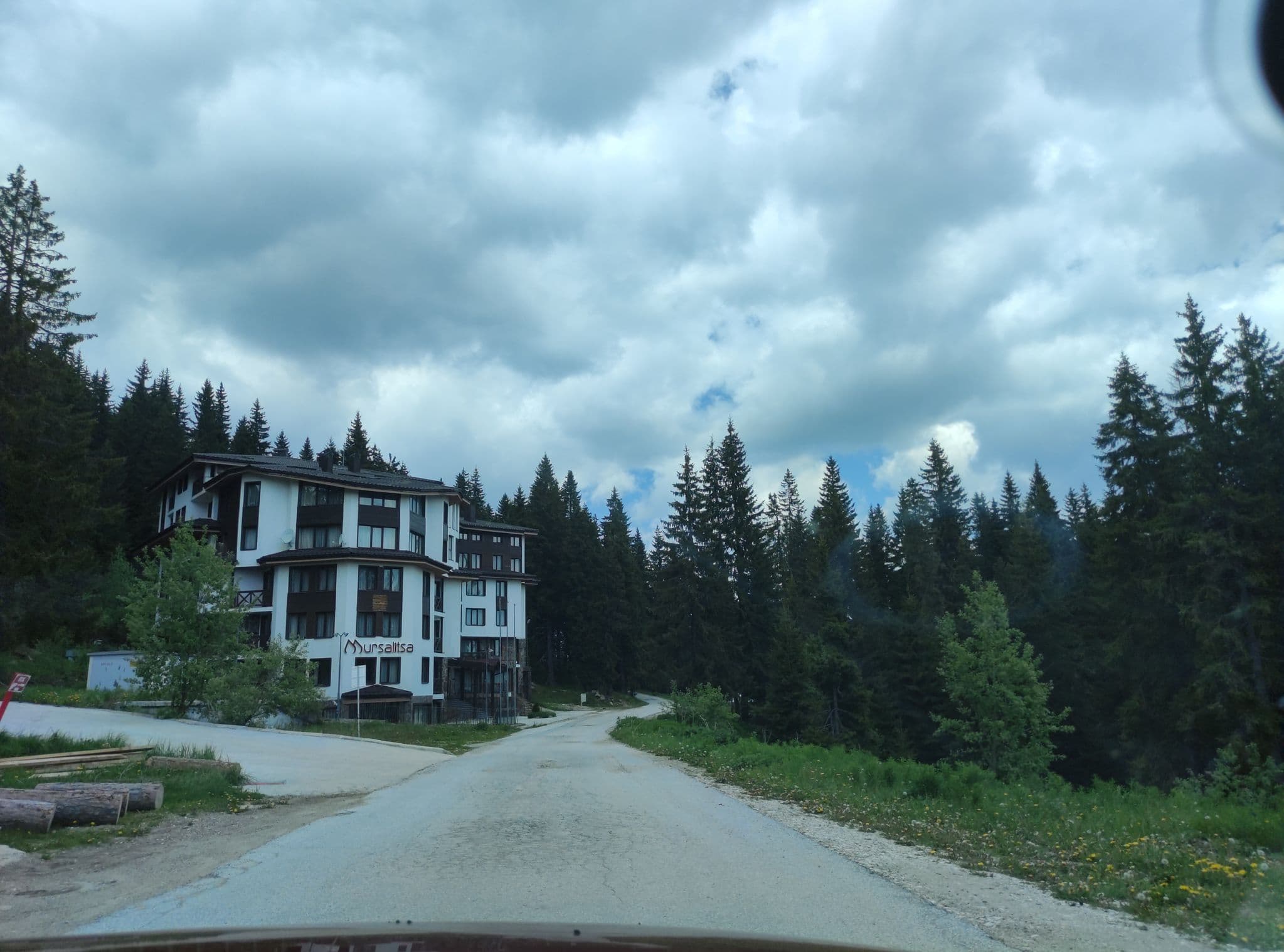 Street view near Bellevue Ski & Spa Hotel, Smolyan — © neau (CC BY-SA · Mapillary)