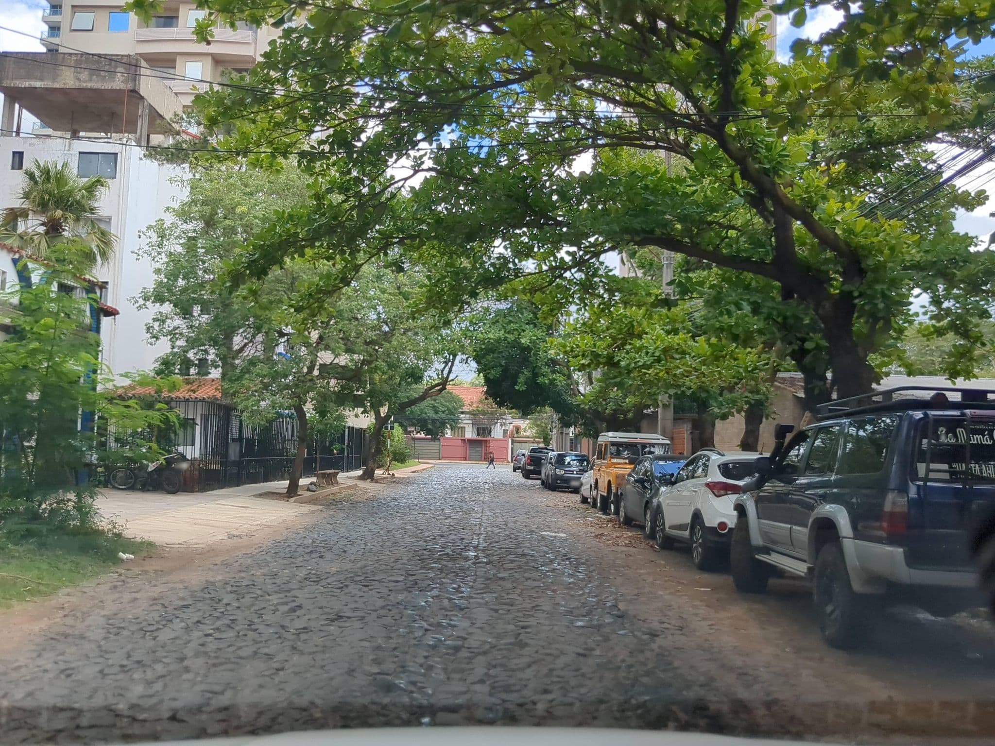 Street view near Hotel Asunción, Fernando de la Mora — © jjorrge (CC BY-SA · Mapillary)