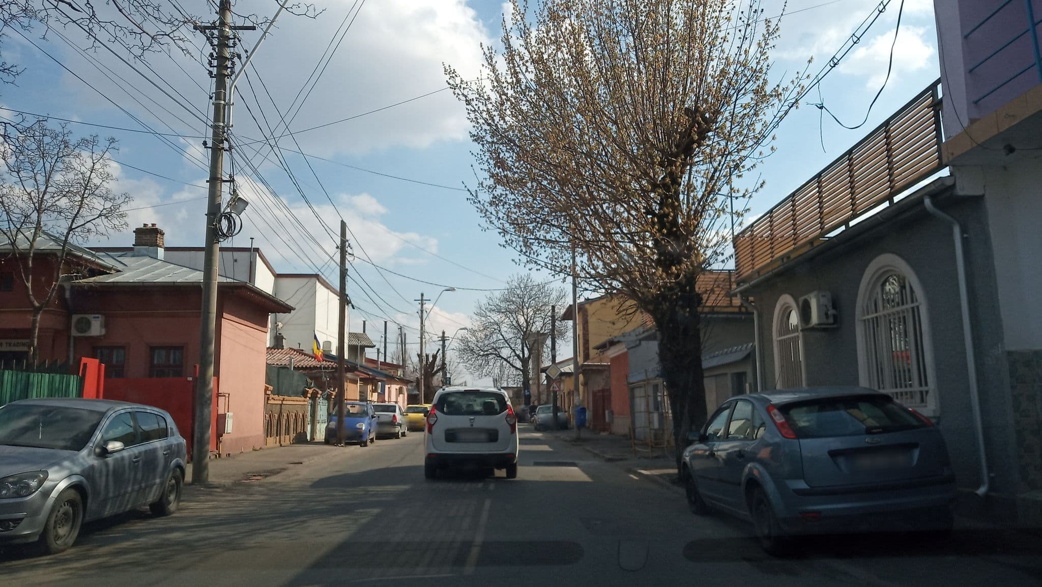 Street view near Hotel Litovoi, Sector 2 — © tavi (CC BY-SA · Mapillary)