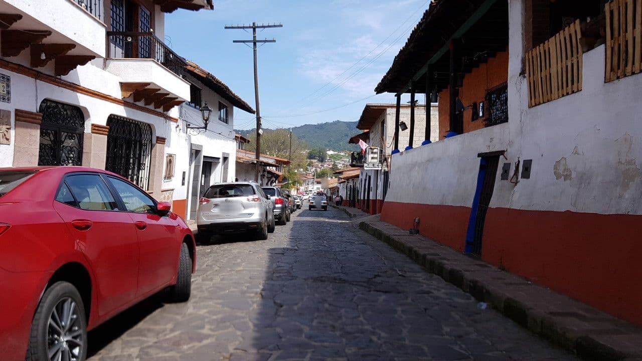Street view near Posada del vergel, Valle de Bravo — © mdelatorre (CC BY-SA · Mapillary)