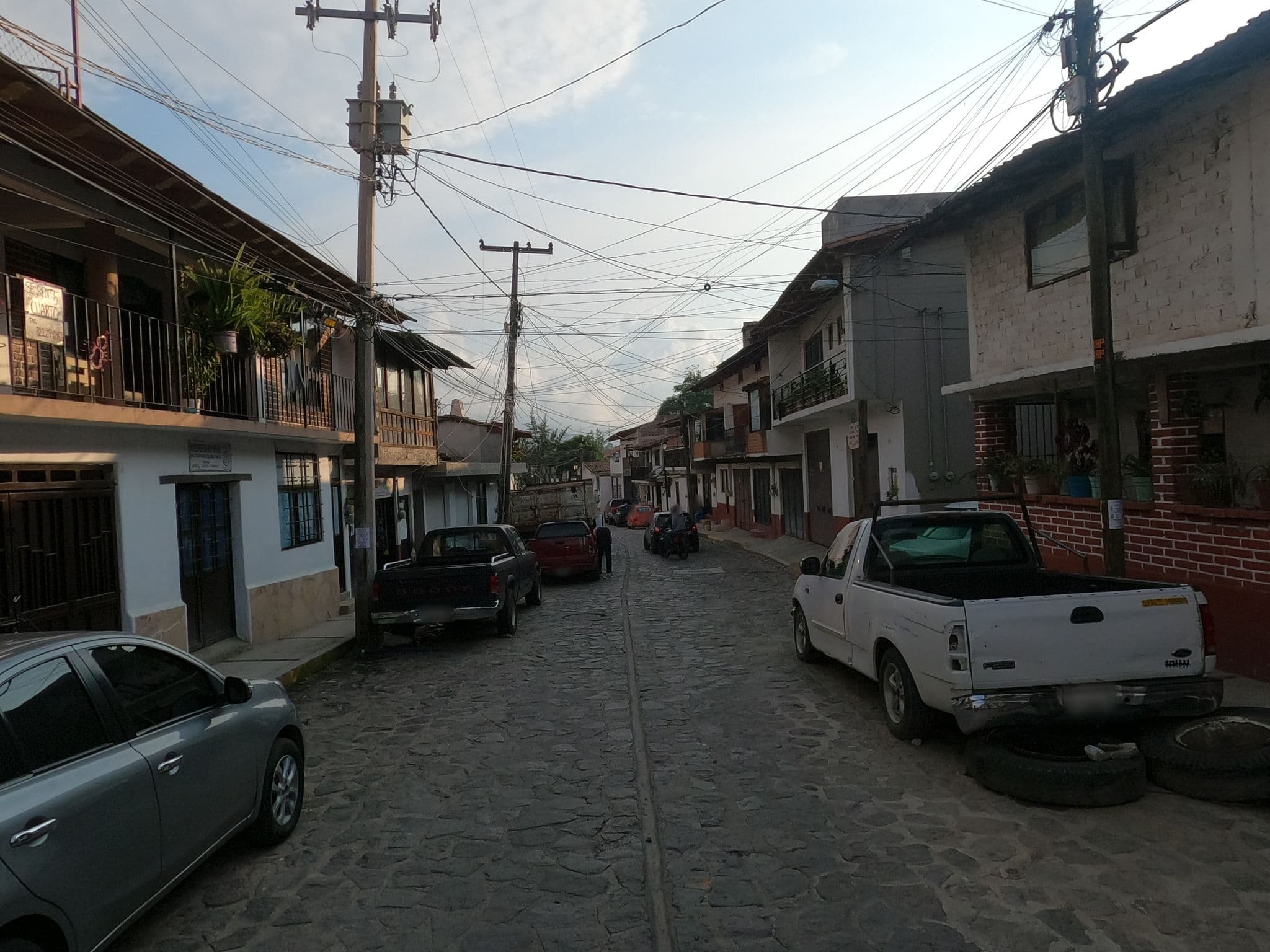 Street view near Villas Del Rio, Valle de Bravo — © mdelatorre (CC BY-SA · Mapillary)