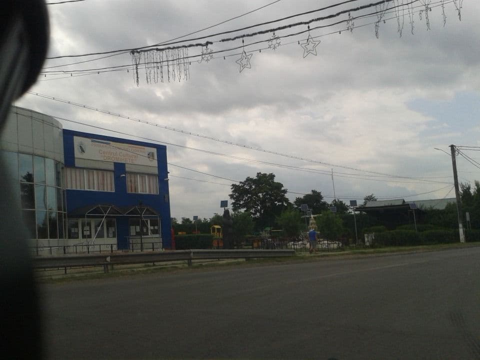 Street view near Primaria Ciorani, Cioranii de Jos — © pepenova (CC BY-SA · Mapillary)