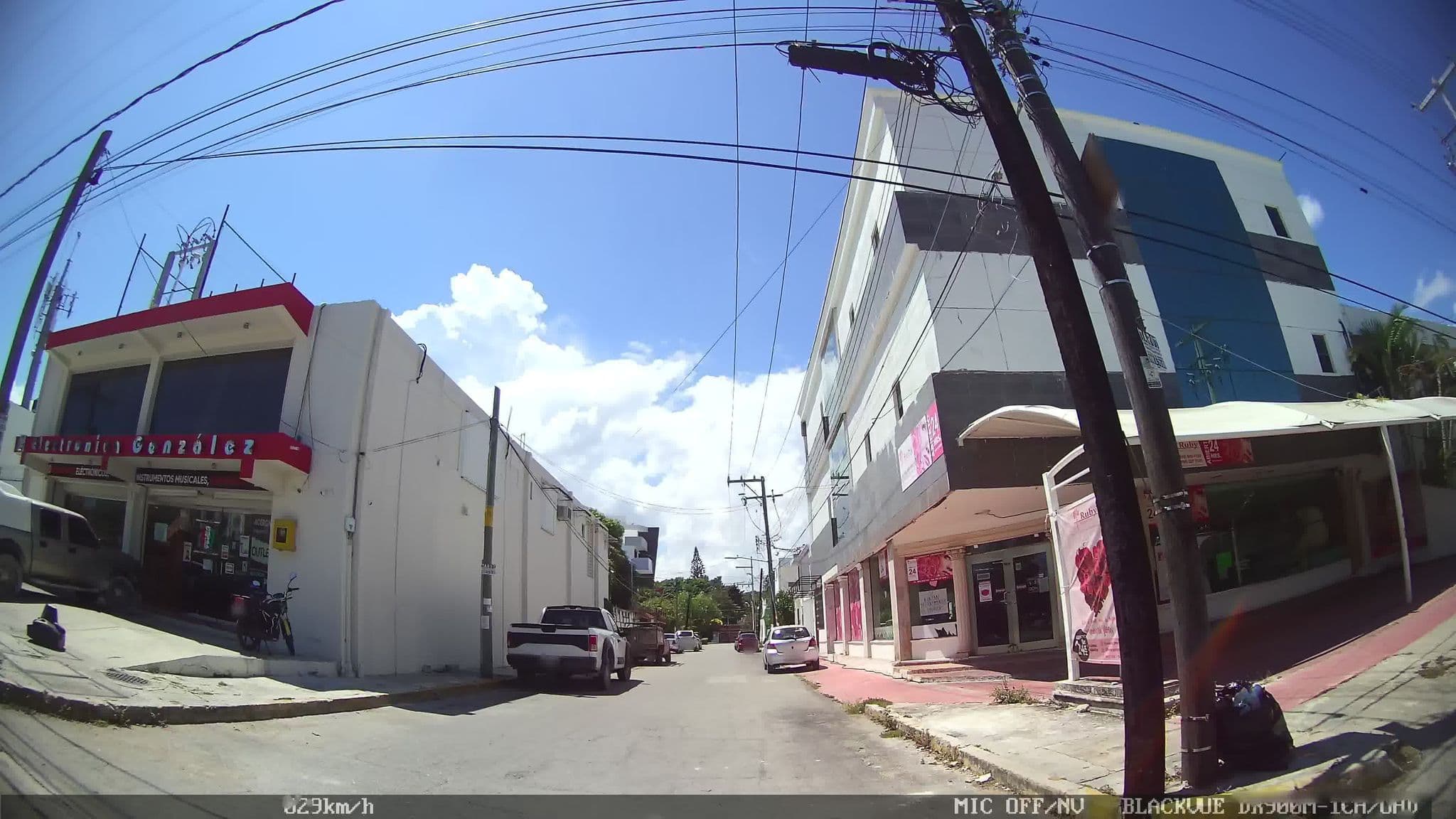 Street view near mundo maya hostel, Cancún — © kaart_2 (CC BY-SA · Mapillary)