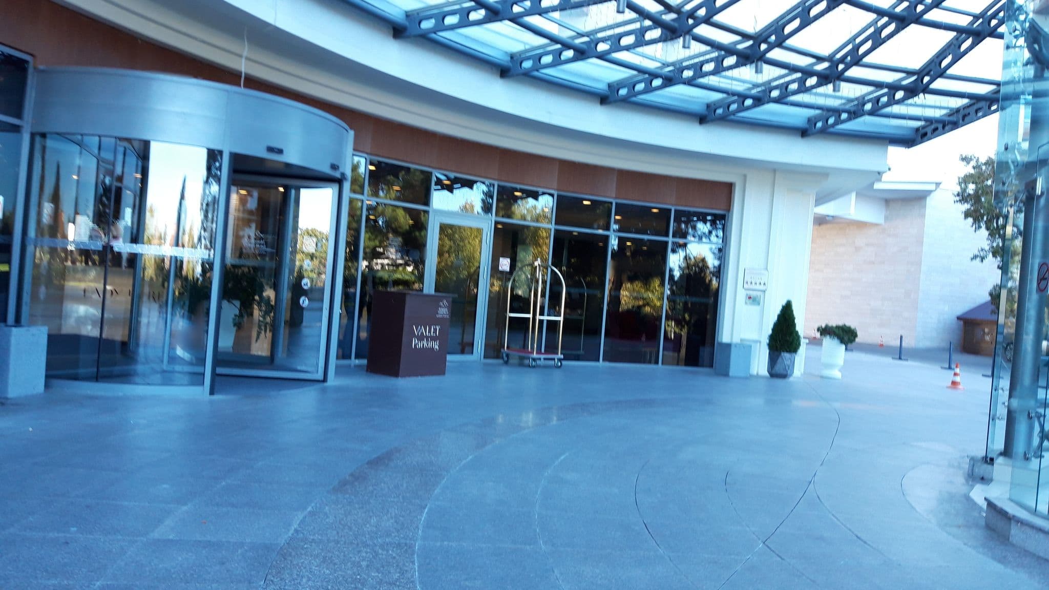 Street view near Кемпински Гранд Отель Геленджик / Kempinski Grand Hotel Gelendzhik, Gelendzhik — © wowik (CC BY-SA · Mapillary)