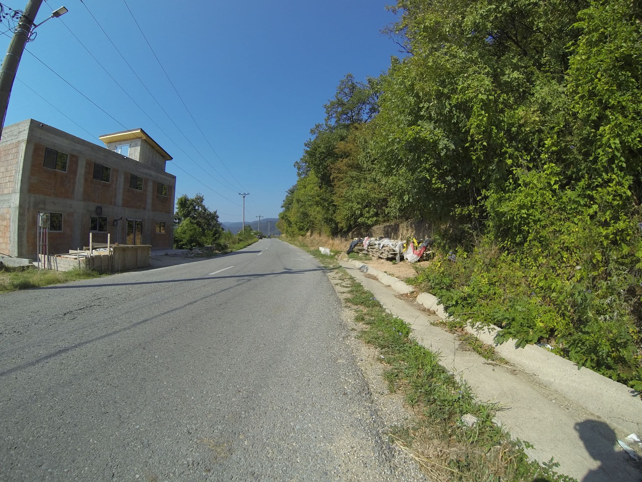 Street view near Pensiunea Sunshine, Eşelniţa — © deeeznuuuts (CC BY-SA · Mapillary)