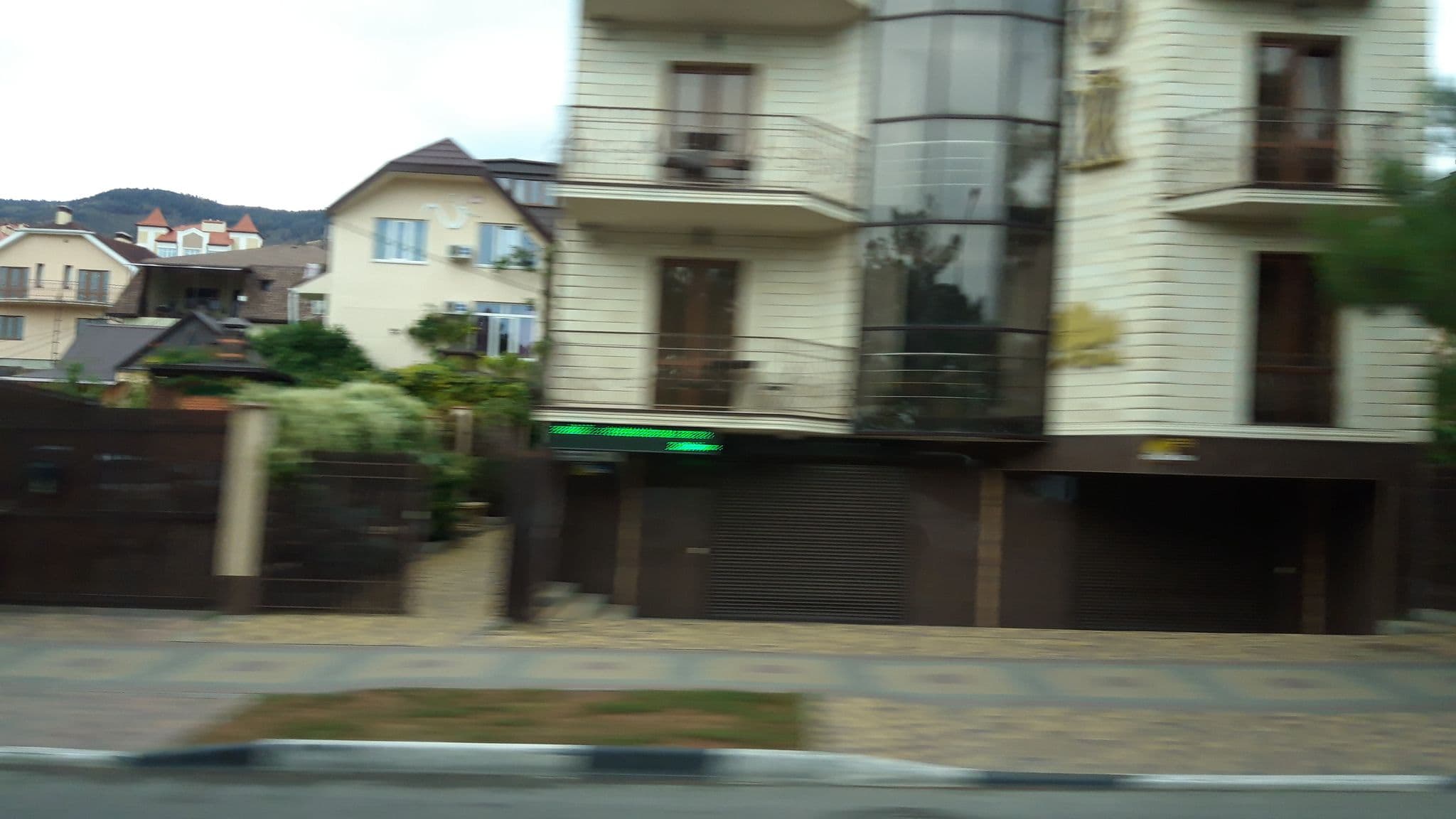 Street view near Радуга, Gelendzhik — © wowik (CC BY-SA · Mapillary)