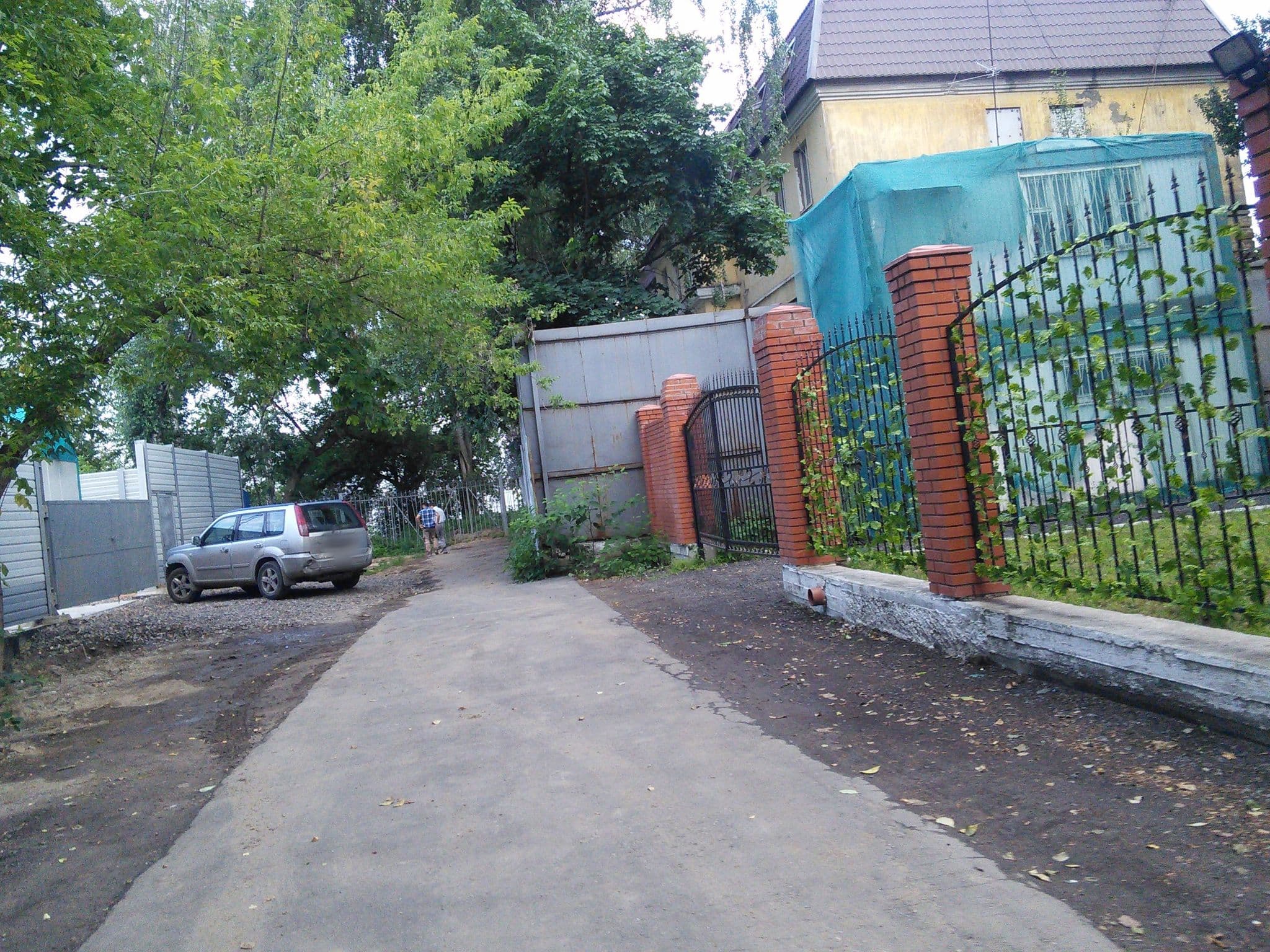 Street view near Orange House Hotel, Novyye Cherëmushki — © trolleway (CC BY-SA · Mapillary)