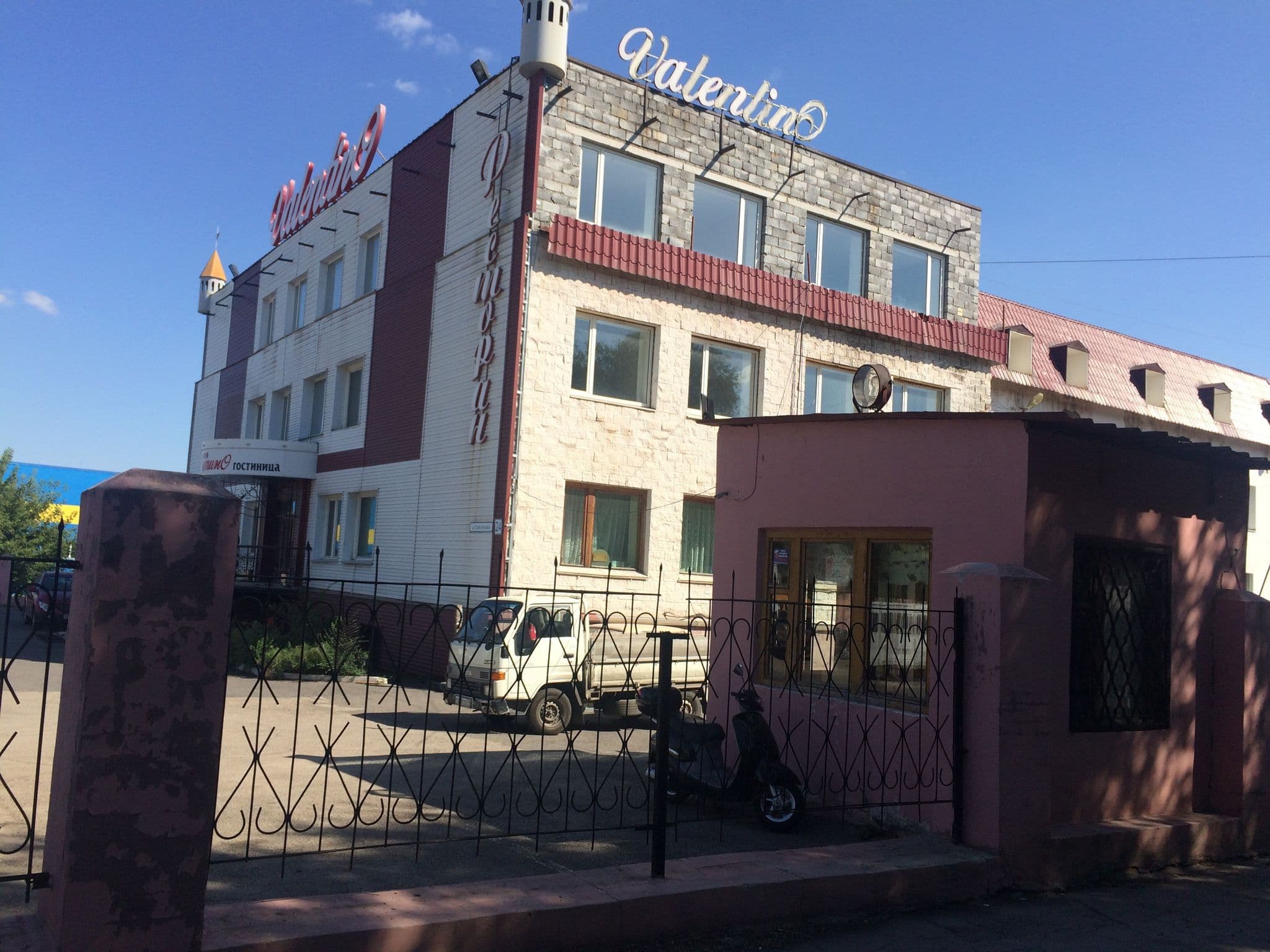 Street view near Гостиница "Валентино", Magnitogorsk — © az09 (CC BY-SA · Mapillary)