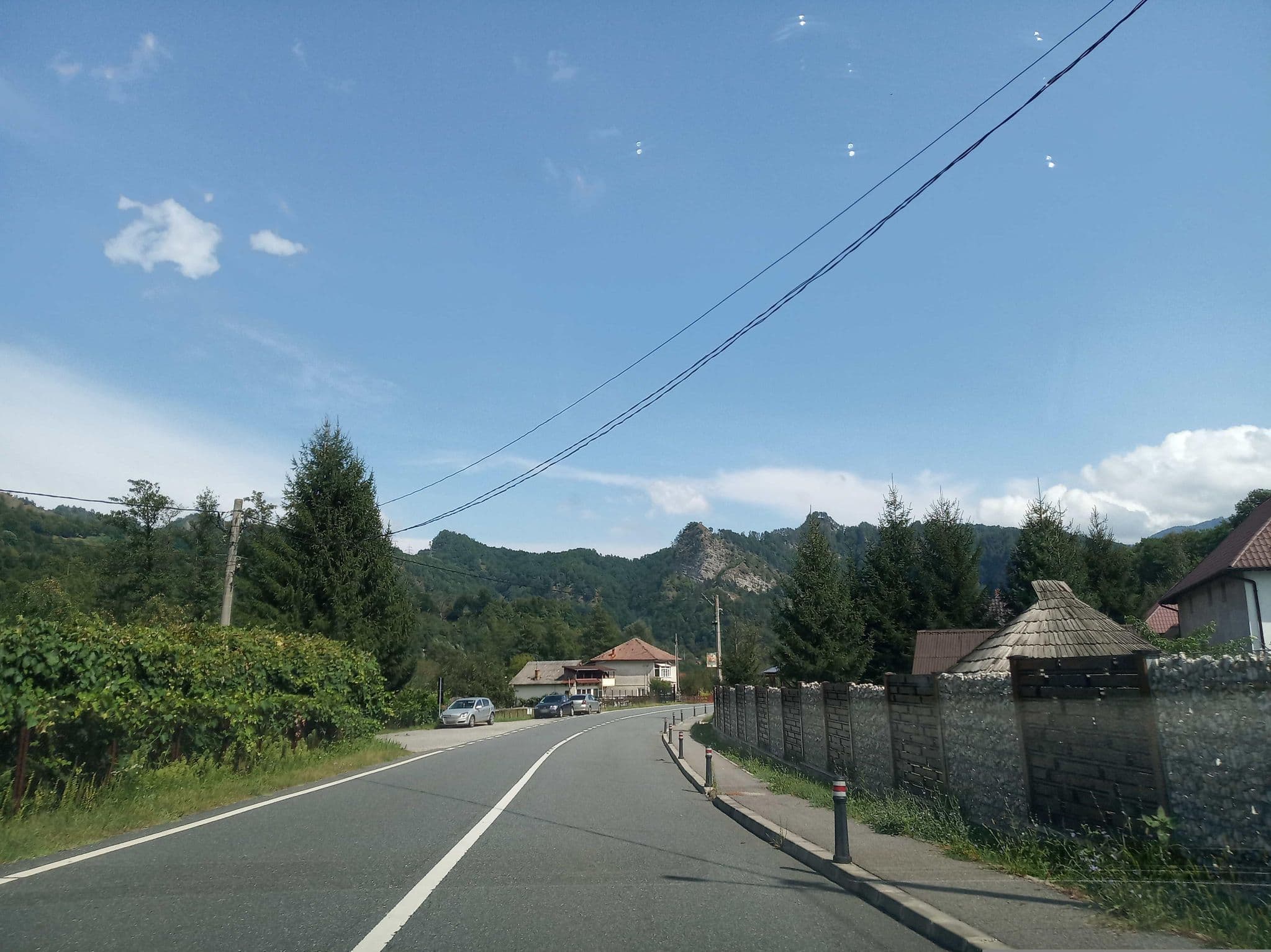 Street view near Pensiune Vultureasa, Brezoi — © tavi (CC BY-SA · Mapillary)