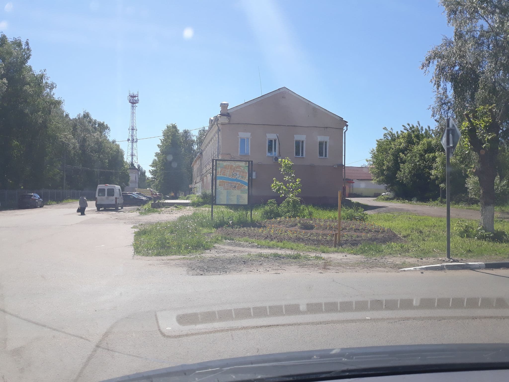 Street view near ЯРОСЛАВИЯ, ГОСТИНИЦА ТМЗ, гостиничные услуги: 17 номеров, Tutayev — © vikdd (CC BY-SA · Mapillary)