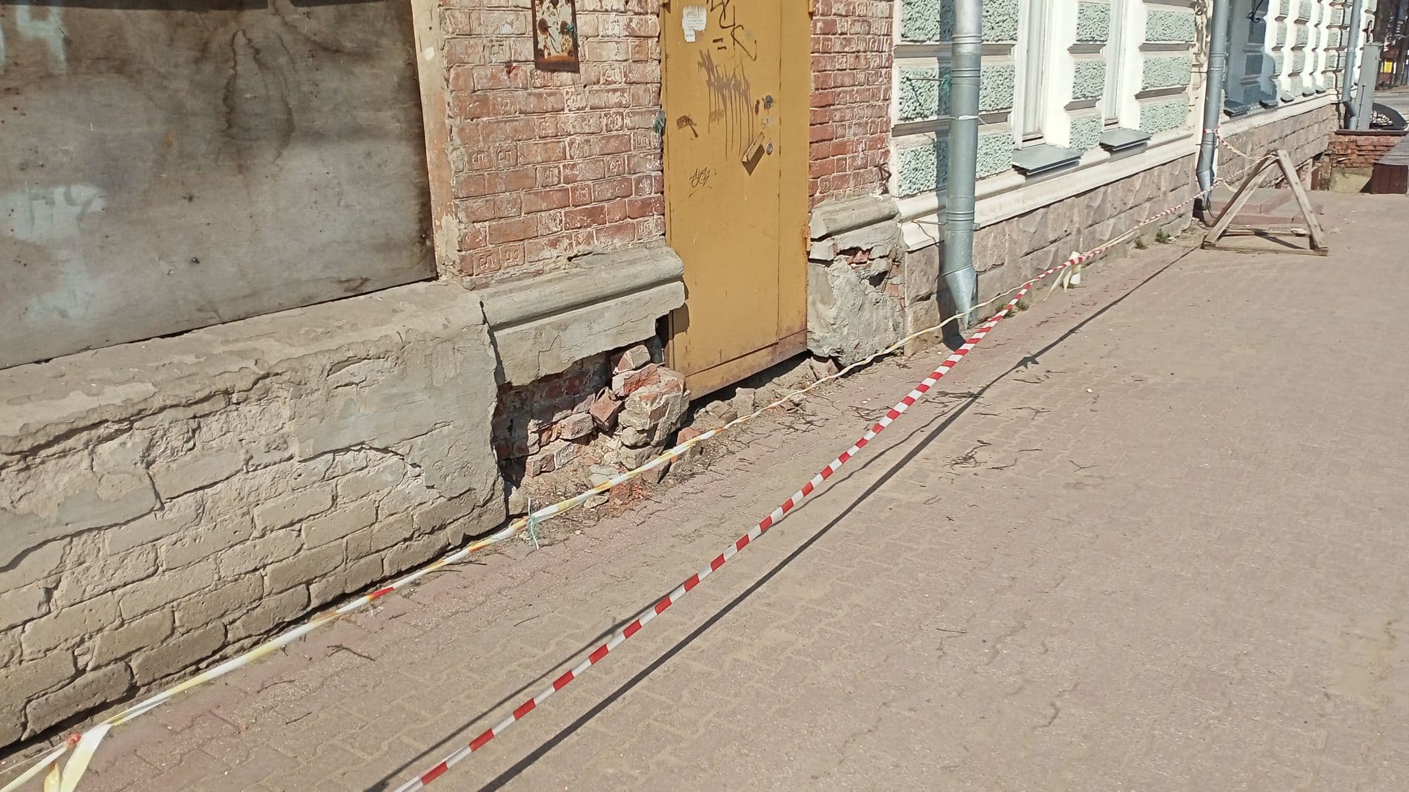 Street view near Гостиница «Успенская», Uglich — © vbrutsky (CC BY-SA · Mapillary)