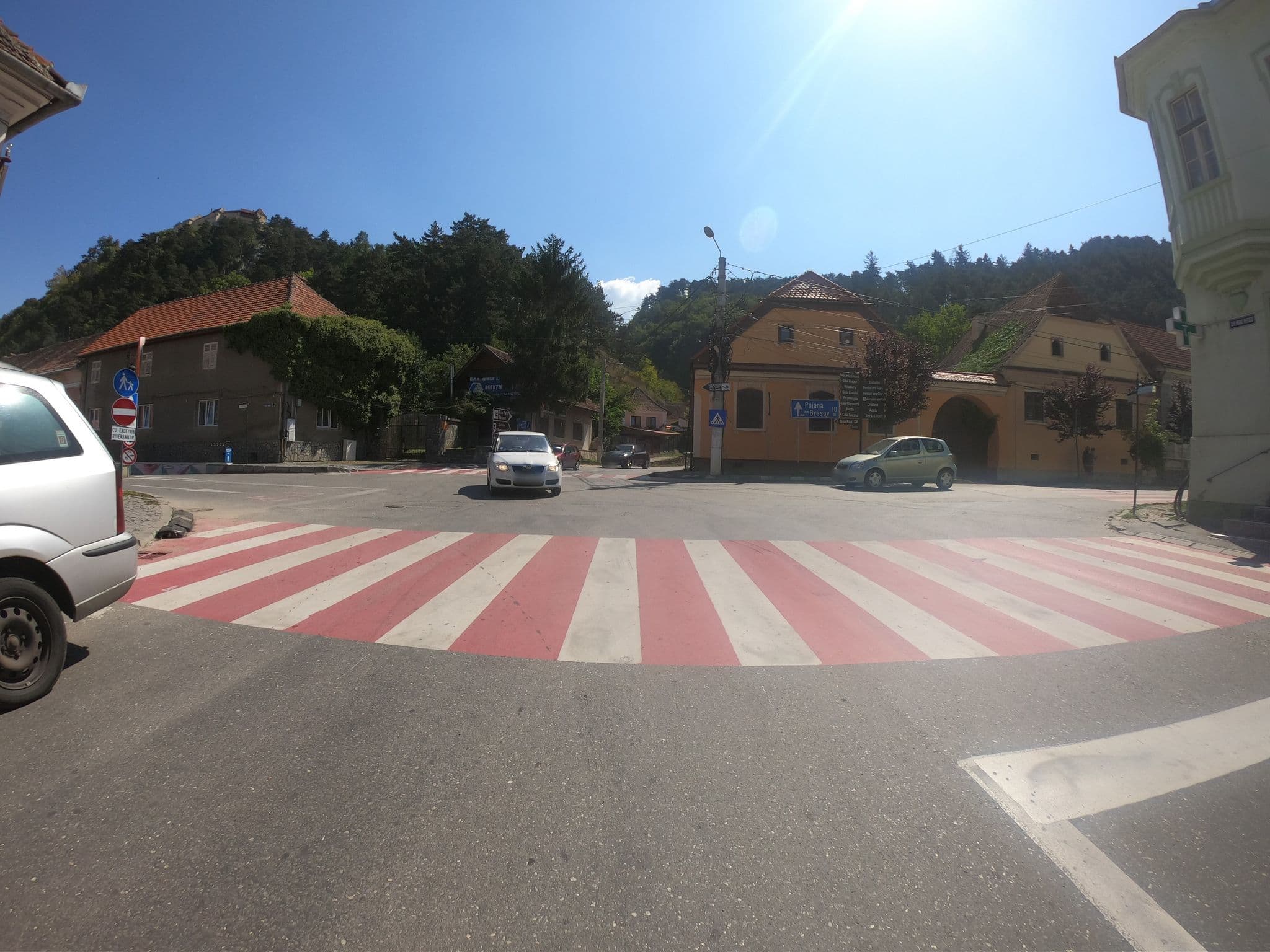 Street view near Das Fort Boutique, Râşnov — © eneerhut (CC BY-SA · Mapillary)