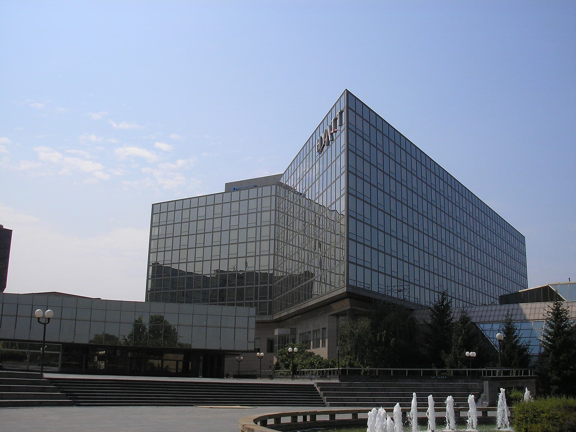 Hyatt Regency Belgrade (via Wikimedia Commons, CC BY-SA 3.0)