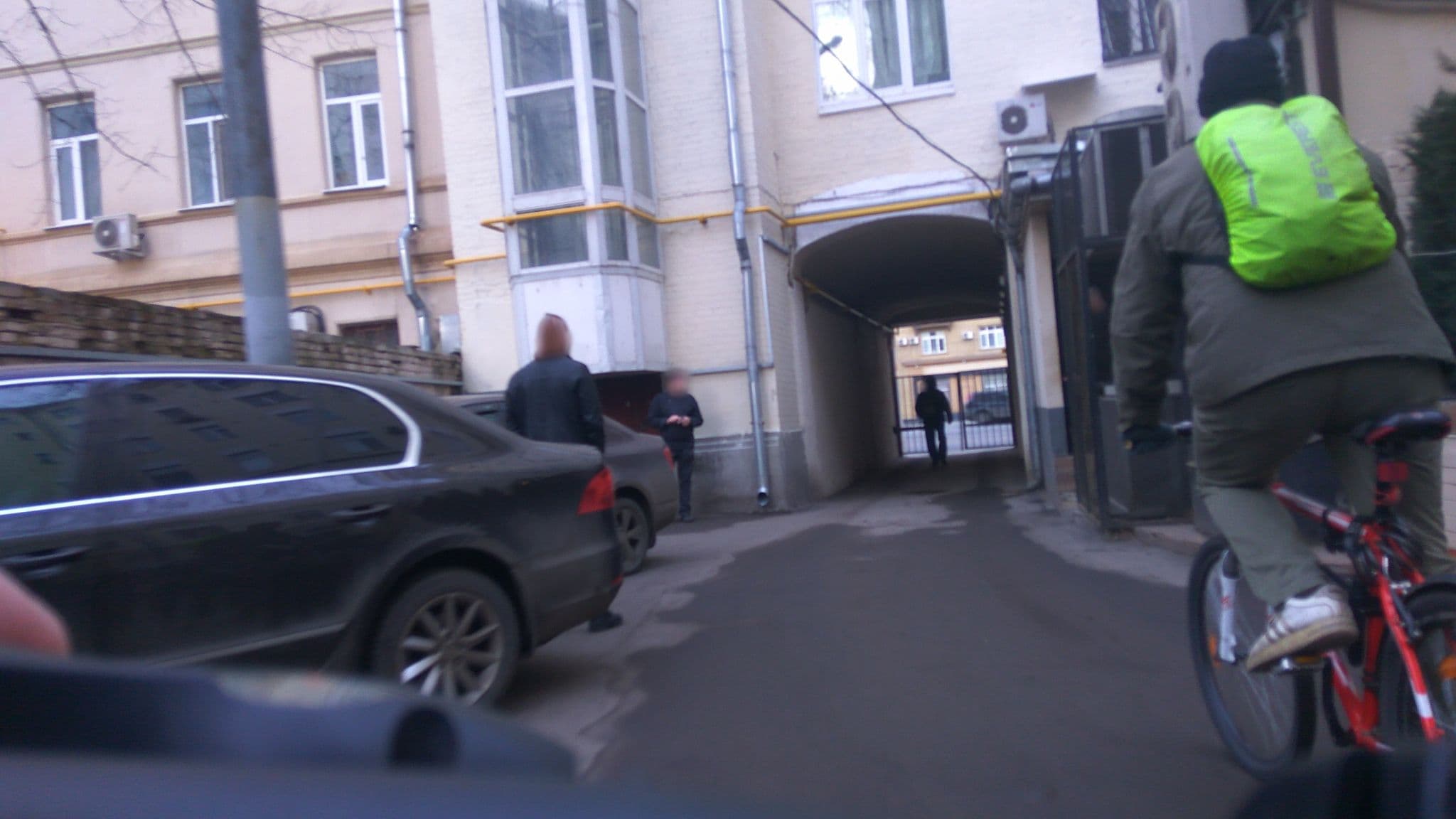 Street view near Bear hostel, Dorogomilovo — © trolleway (CC BY-SA · Mapillary)