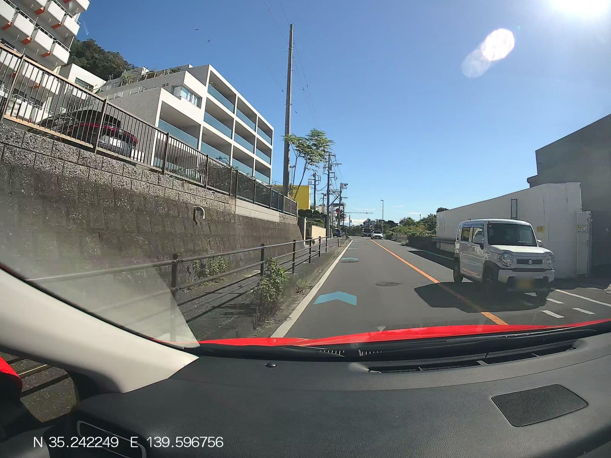 Street view near 加藤美蜂園本舗社員クラブ, Hayama — © mitz (CC BY-SA · Mapillary)