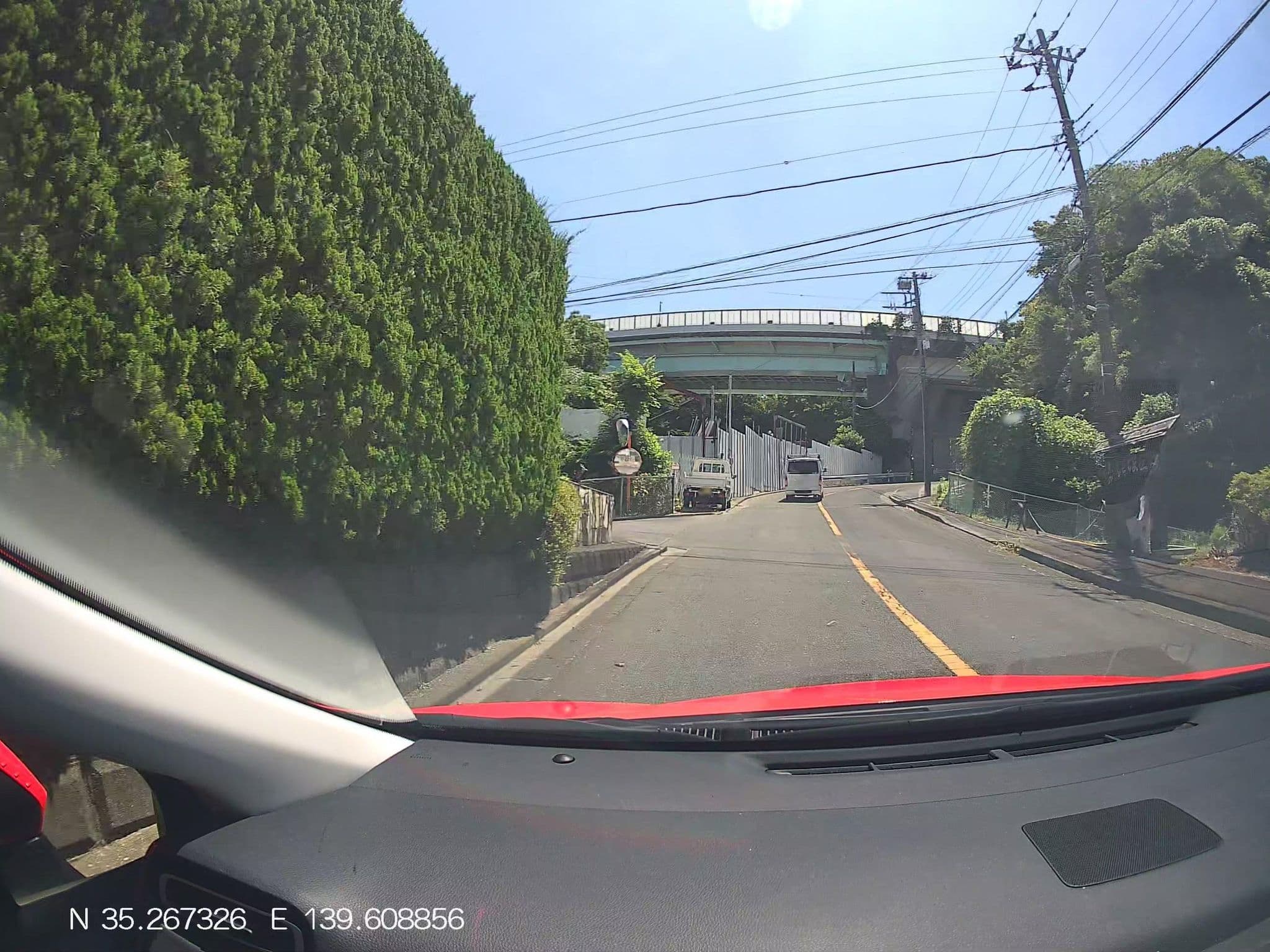 Street view near ホワイトハウス 葉山, Hayama — © mitz (CC BY-SA · Mapillary)
