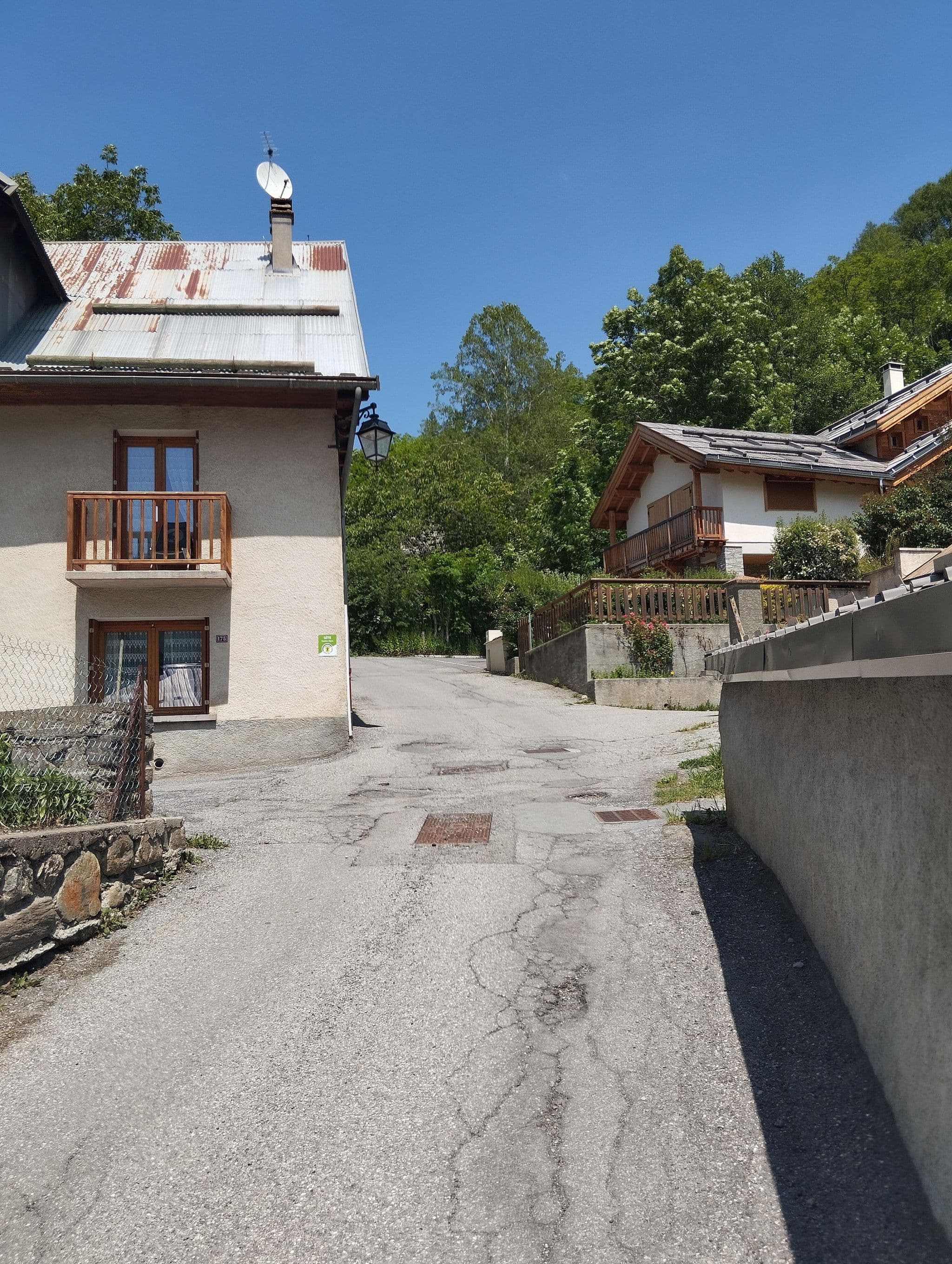 Street view near La Ricelle, Saint-Chaffrey — © cabinetcourbi (CC BY-SA · Mapillary)