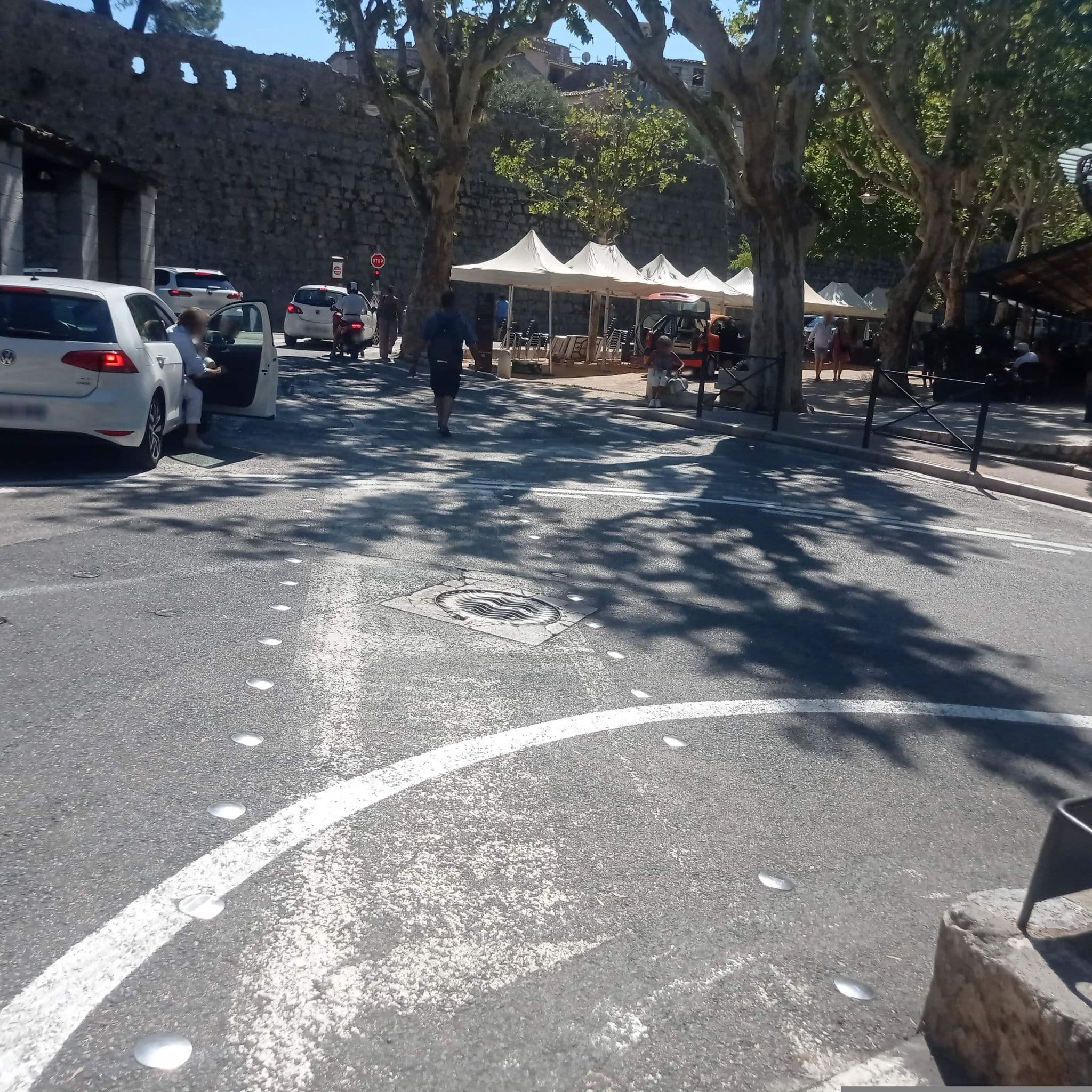 Street view near La Colombe d'Or, Saint-Paul-de-Vence — © Sanchezbabs (CC BY-SA · Mapillary)