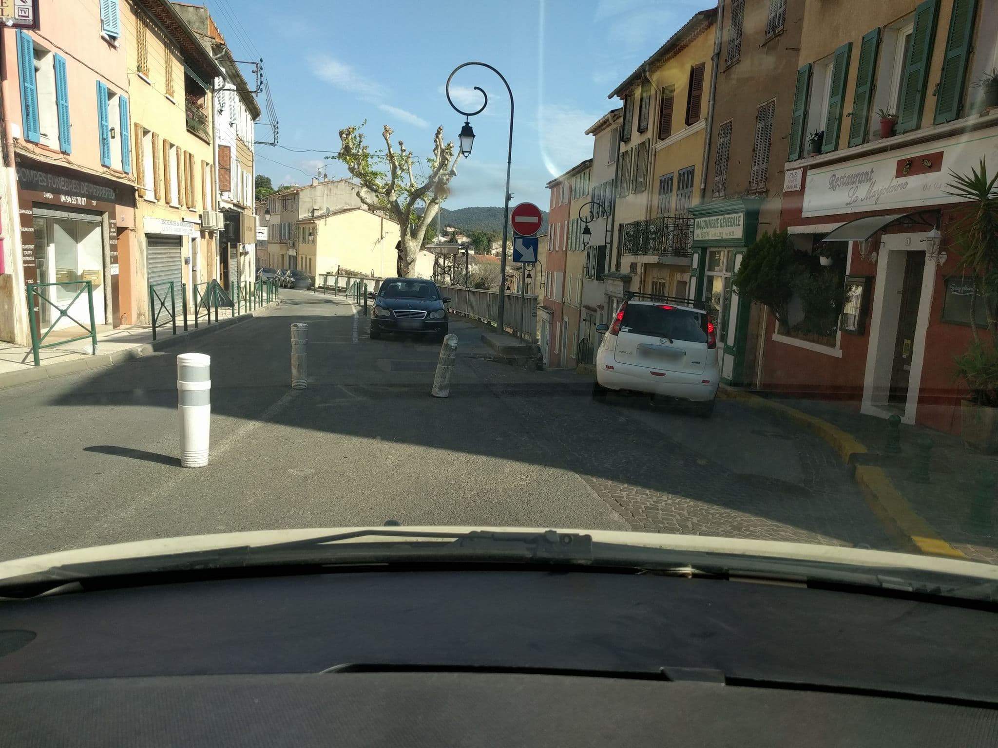 Street view near La Clé des Songes, Pierrefeu-du-Var — © baptistemm (CC BY-SA · Mapillary)
