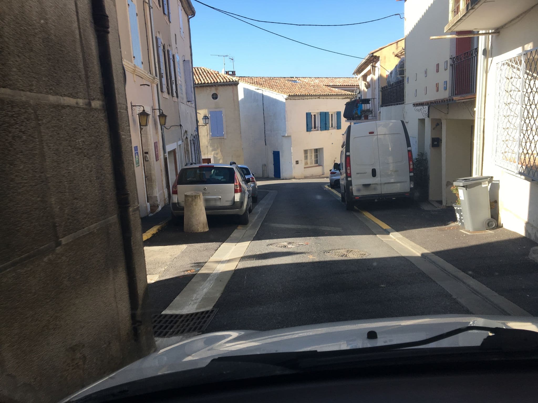 Street view near La Maison du Peintre en Provence, Mallemort — © cabinetcourbi (CC BY-SA · Mapillary)
