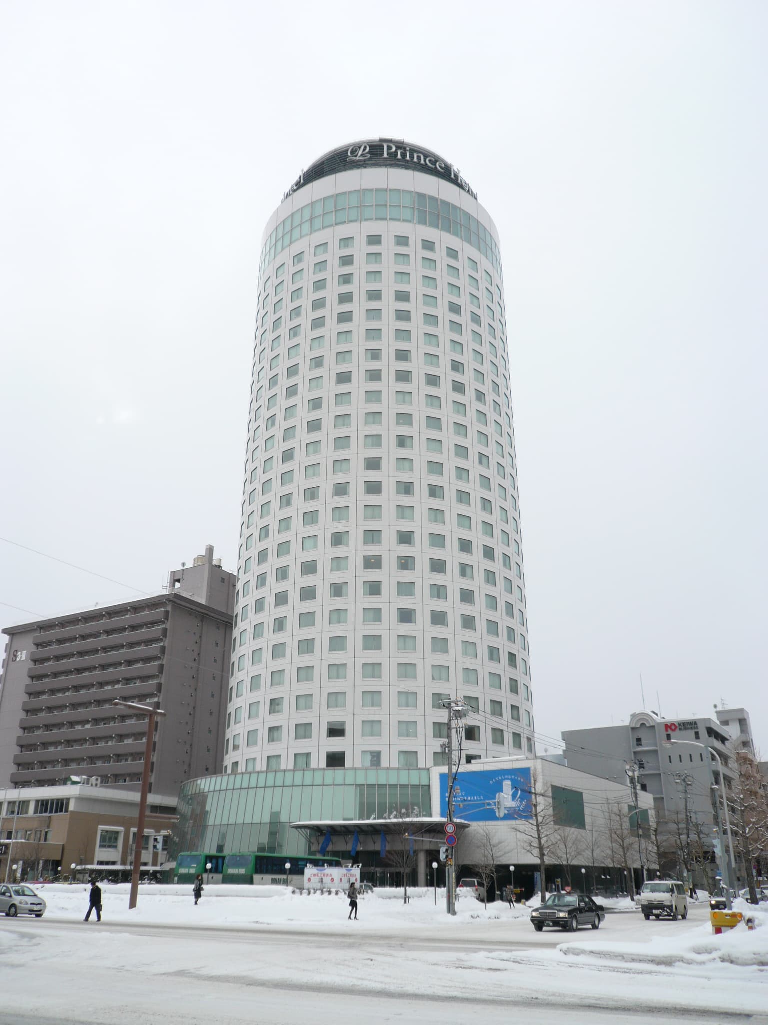 札幌プリンスホテル (Sapporo Prince Hotel) (via Wikimedia Commons, CC BY 3.0)