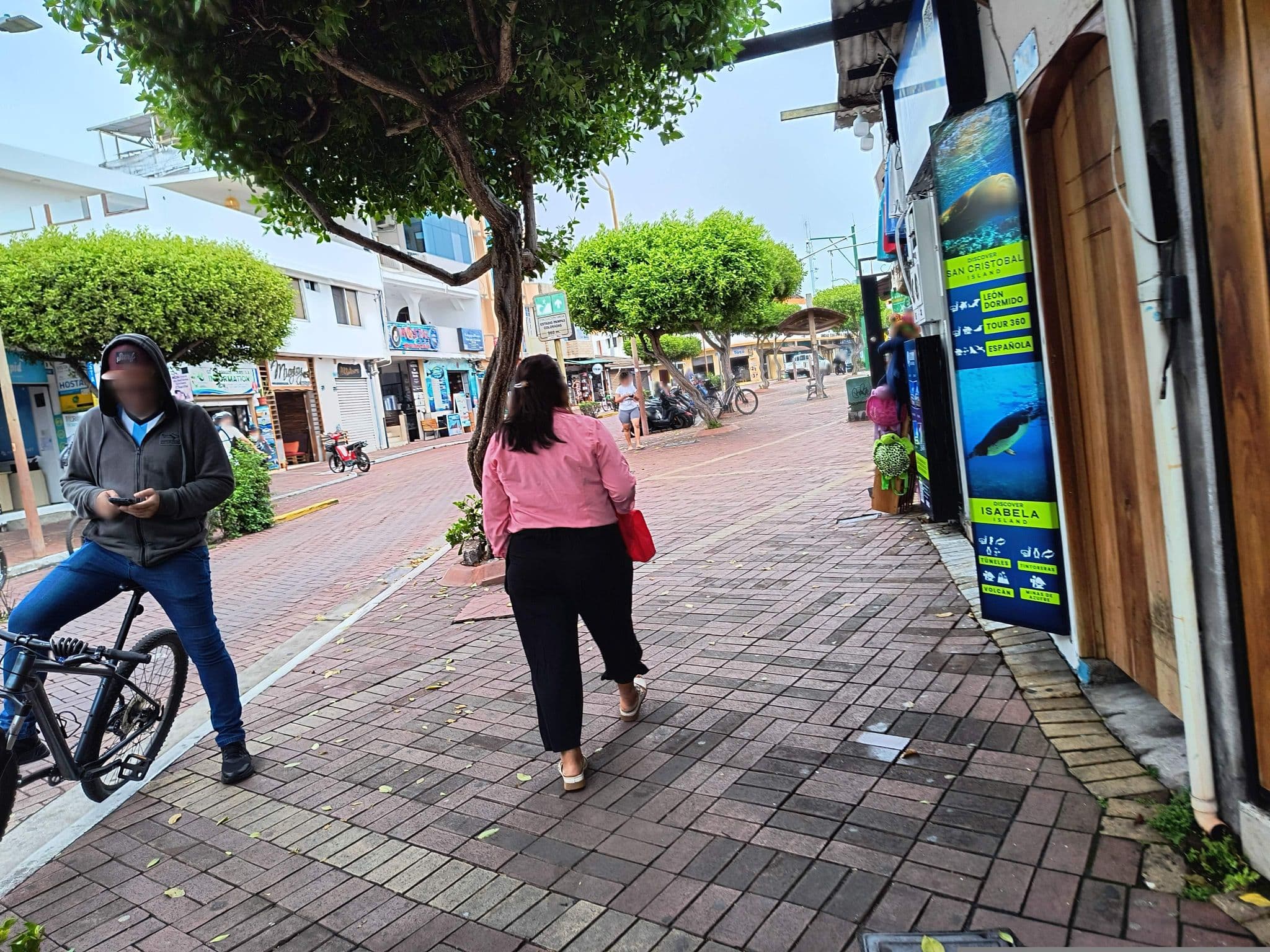 Street view near Hostal Darwin, Puerto Ayora — © mapeadora (CC BY-SA · Mapillary)
