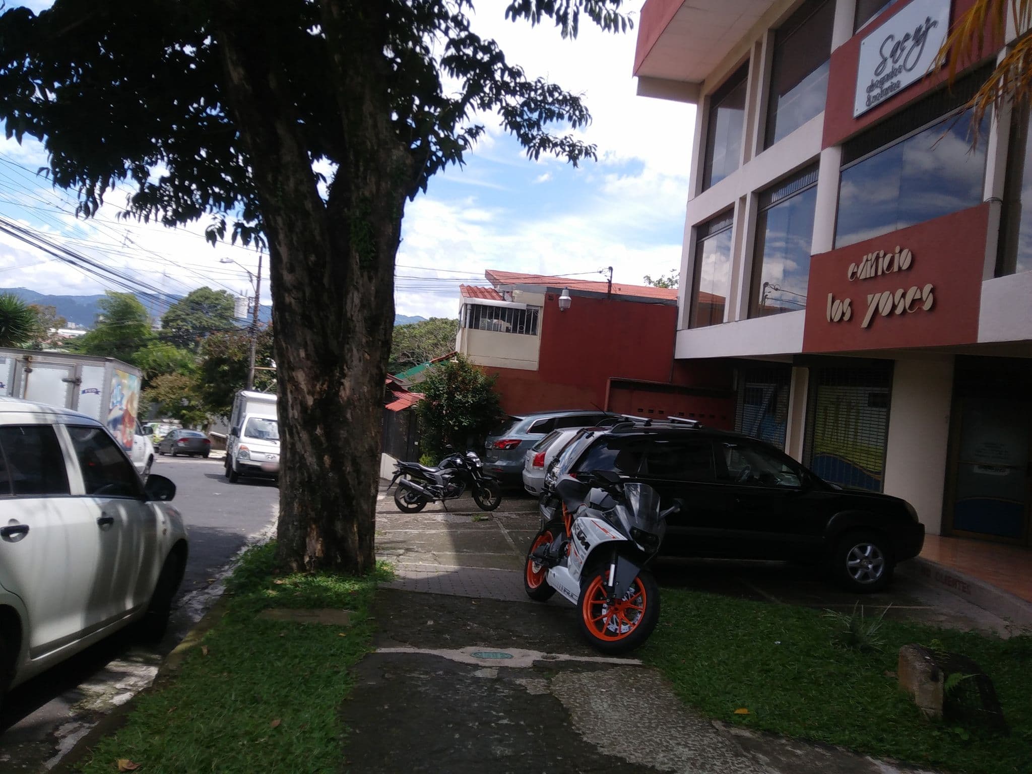 Street view near Hotel Le Bergerac, San Pedro — © allanesqui (CC BY-SA · Mapillary)