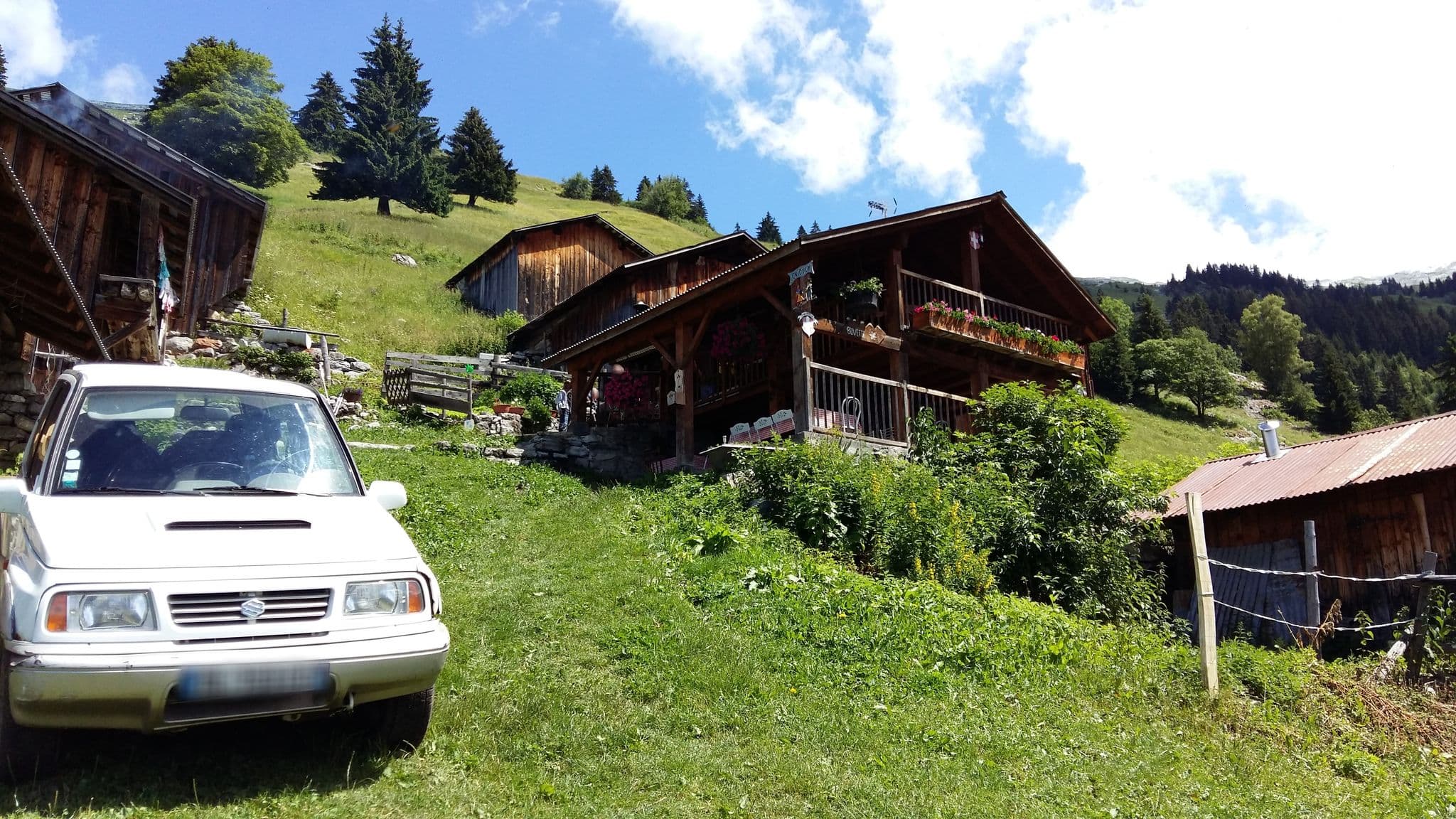 Street view near Le Criouly, Samoëns — © overflorian (CC BY-SA · Mapillary)