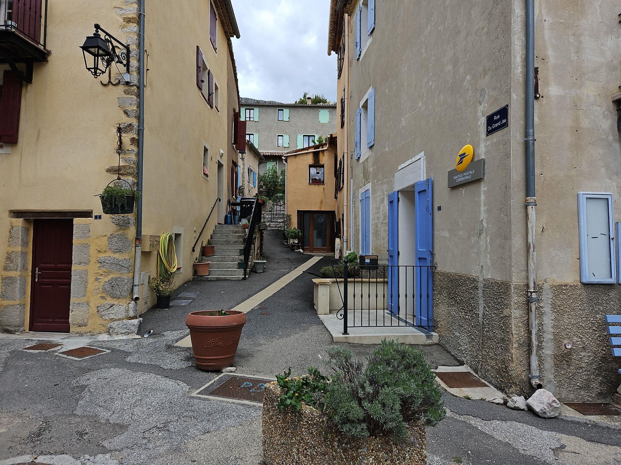 Street view near Le Mur d'Abeilles, Montferrat — © yotamN (CC BY-SA · Mapillary)